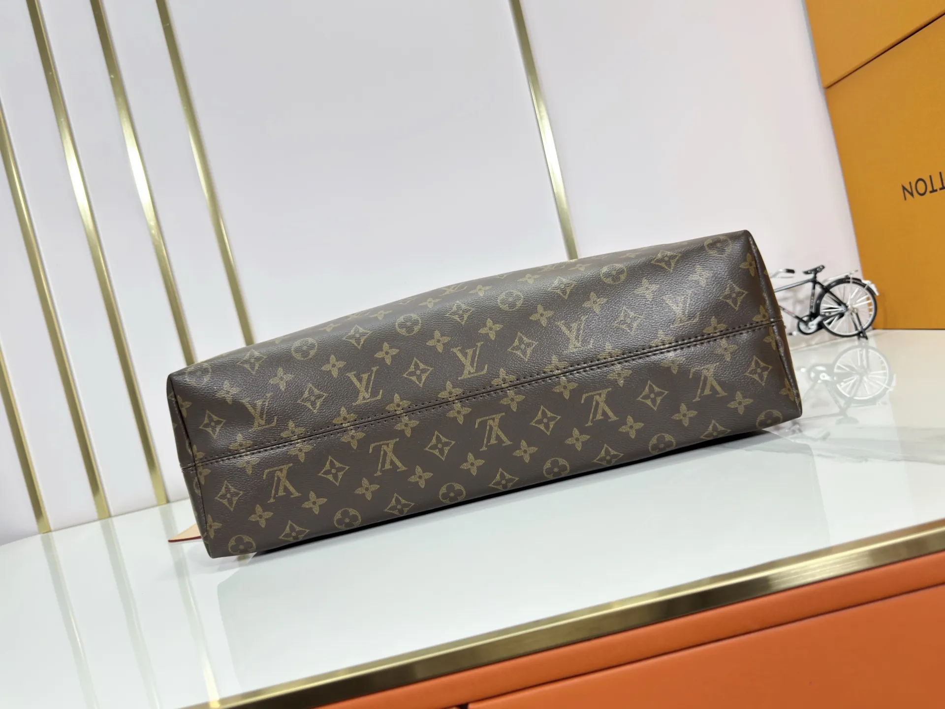 P280 upgrades the original M25877 Again handbag, a new interpretation of the iconic Artsy design first launched in 2010, now more flexible, more iconic and more refined. Rooted in LV’s DNA, this bag pays homage to Louis Vuitton’s craftsmanship with its classic Monogram canvas base, hand-woven handles and customizable name tag. It's spacious enough to hold a laptop and opens to reveal multiple pockets. Gold hooks can be used to hang playful accessories! ! Size:50x30x15.5CM