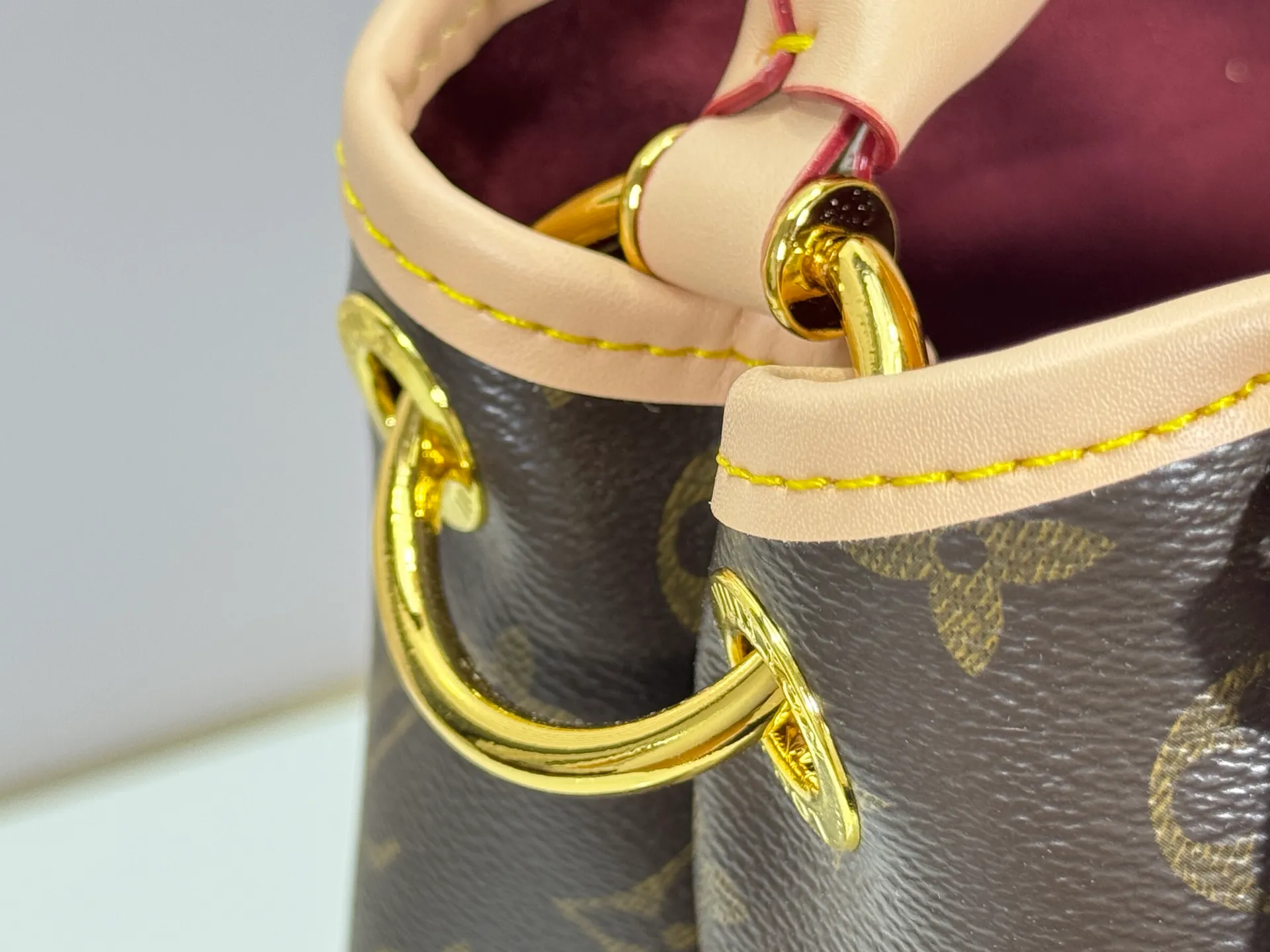 P280 upgrades the original M25877 Again handbag, a new interpretation of the iconic Artsy design first launched in 2010, now more flexible, more iconic and more refined. Rooted in LV’s DNA, this bag pays homage to Louis Vuitton’s craftsmanship with its classic Monogram canvas base, hand-woven handles and customizable name tag. It's spacious enough to hold a laptop and opens to reveal multiple pockets. Gold hooks can be used to hang playful accessories! ! Size:50x30x15.5CM