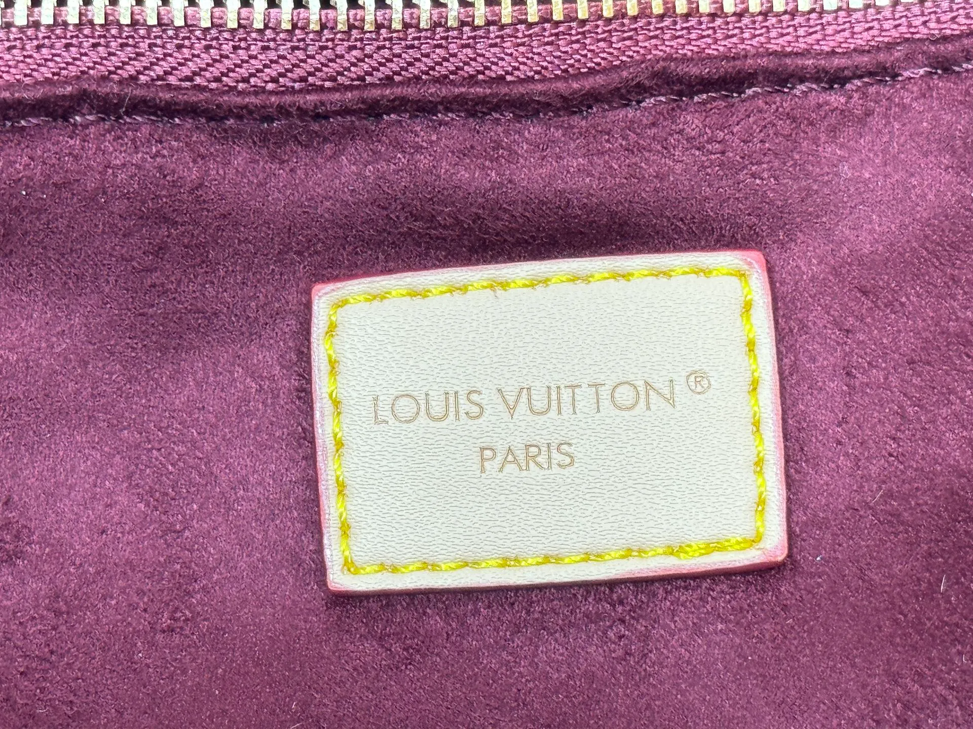 P280 upgrades the original M25877 Again handbag, a new interpretation of the iconic Artsy design first launched in 2010, now more flexible, more iconic and more refined. Rooted in LV’s DNA, this bag pays homage to Louis Vuitton’s craftsmanship with its classic Monogram canvas base, hand-woven handles and customizable name tag. It's spacious enough to hold a laptop and opens to reveal multiple pockets. Gold hooks can be used to hang playful accessories! ! Size:50x30x15.5CM