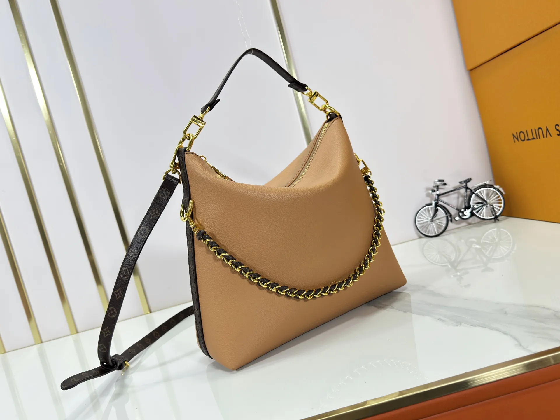 The P240 updates the original M27825 M28029 Multipass bag inspired by the Express bag that debuted in the Fall/Winter 2025 collection. This bag has an effortlessly draped shape, trimmed in the brand's signature Monogram canvas and embellished with a dazzling braided chain. It can be carried in a variety of ways and can accommodate daily needs such as tablet computers. Dimensions: 30 x 26 x 10 (cm) ((length x height x width)