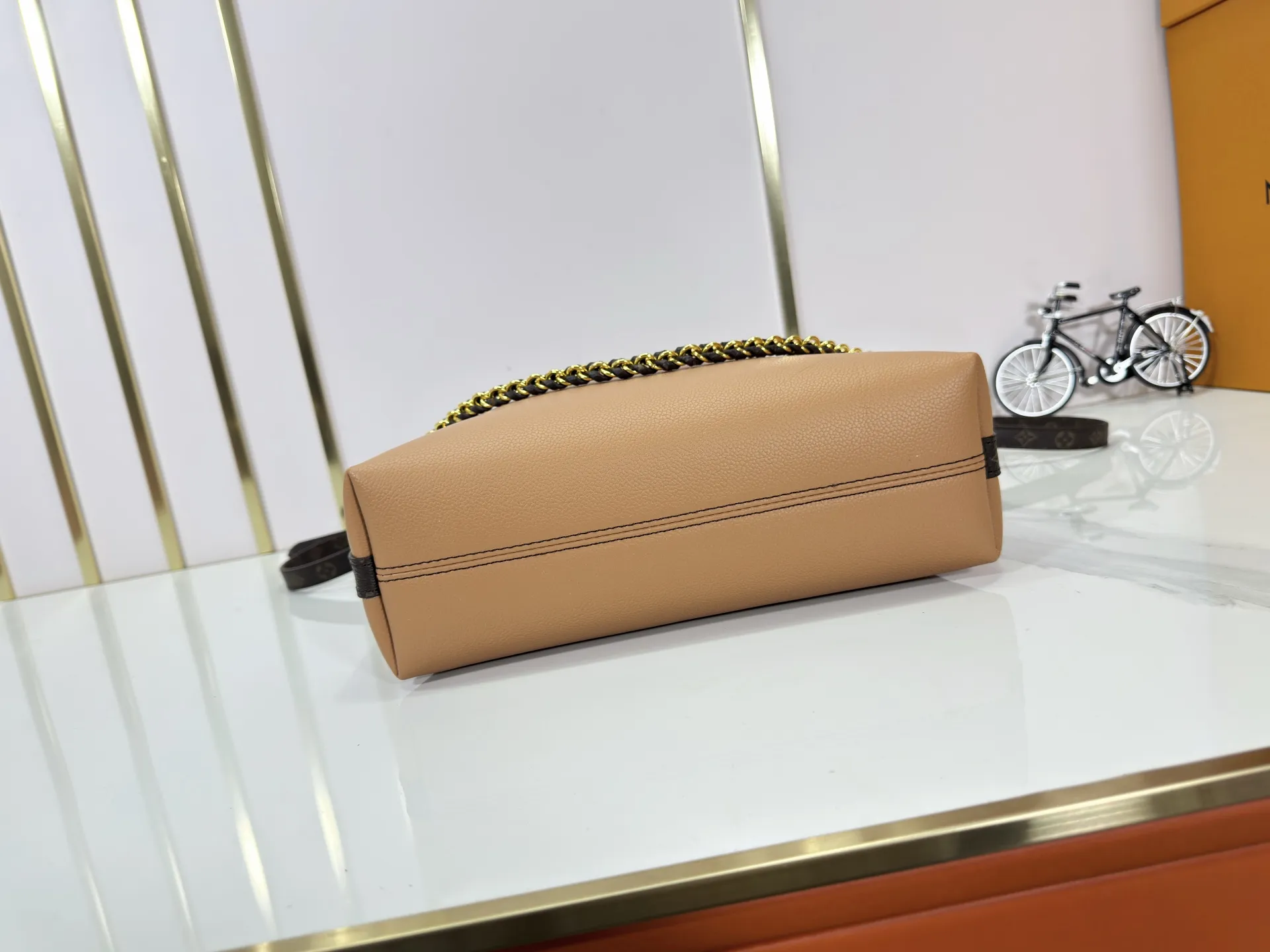 The P240 updates the original M27825 M28029 Multipass bag inspired by the Express bag that debuted in the Fall/Winter 2025 collection. This bag has an effortlessly draped shape, trimmed in the brand's signature Monogram canvas and embellished with a dazzling braided chain. It can be carried in a variety of ways and can accommodate daily needs such as tablet computers. Dimensions: 30 x 26 x 10 (cm) ((length x height x width)