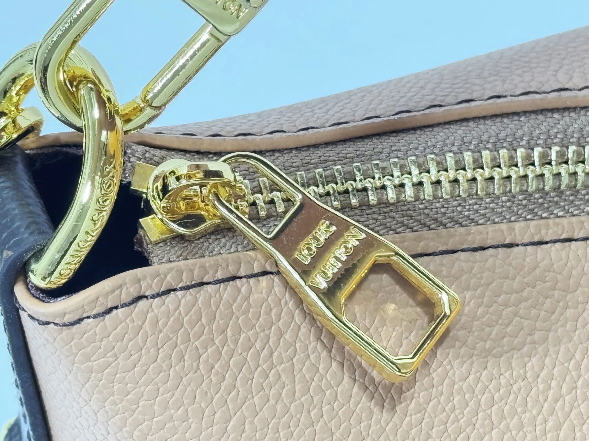 The P240 updates the original M27825 M28029 Multipass bag inspired by the Express bag that debuted in the Fall/Winter 2025 collection. This bag has an effortlessly draped shape, trimmed in the brand's signature Monogram canvas and embellished with a dazzling braided chain. It can be carried in a variety of ways and can accommodate daily needs such as tablet computers. Dimensions: 30 x 26 x 10 (cm) ((length x height x width)