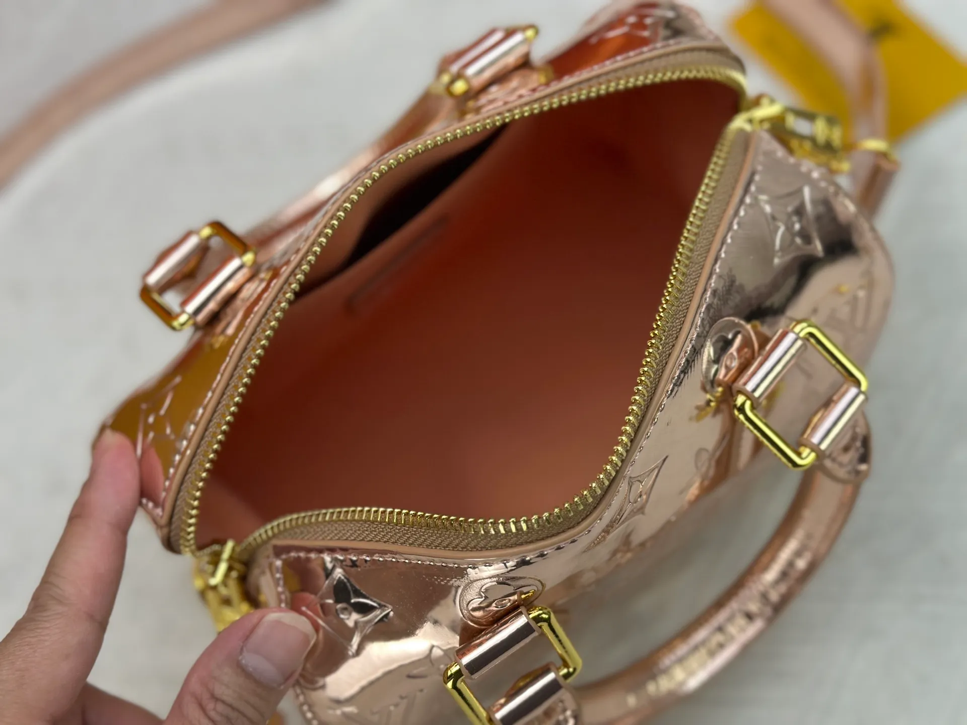 P260 M26497 M11987 M58953 Rose gold This Speedy Bandoulière 20 handbag is from the LV Ski series. It is made of embossed coated canvas with smooth leather trimming and bright metal parts, and then uses the new Monogram Miroir effect to declare the retro-futuristic concept. The detachable and adjustable leather shoulder strap allows for a variety of carrying options, and the compact design can accommodate daily needs such as a long wallet. Dimensions: 20.5x13.5x12