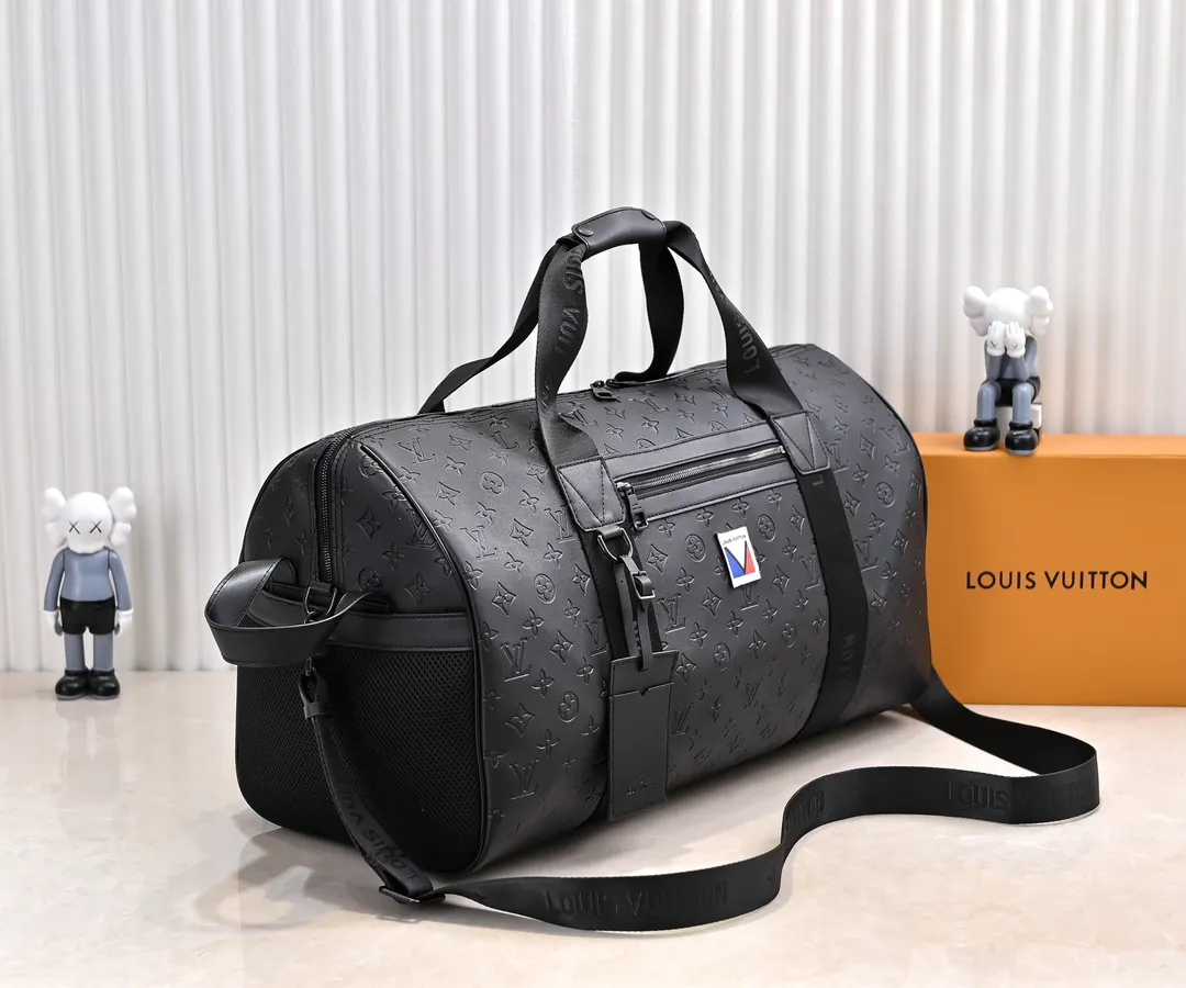 Batch 💰460KEEPALL 55 travel bag model number M23786 41416 This model Keepall 55 travel bag is made of soft MonogramStorm full leather, lighting up the winter holidays with dynamic vitality and elegant style. The side handles are functionally designed, and the LV quick-release buckles on the shoulder straps are convenient for fixing ski equipment. Detailed Features 55 x 31x25 cm (Length x Height x Width) Monogram Storm full leather Cow leather trim Textile lining Metal hardware Quick-release buckle with LV logo Zipper closure Main compartment Zip front pocket Zippered inner pocket Removable nameplate Shoulder strap: Removable, adjustable Strap half-length: 15.0 cm Strap half-length adjustable to: 40.0 cm Handle: Double handle
