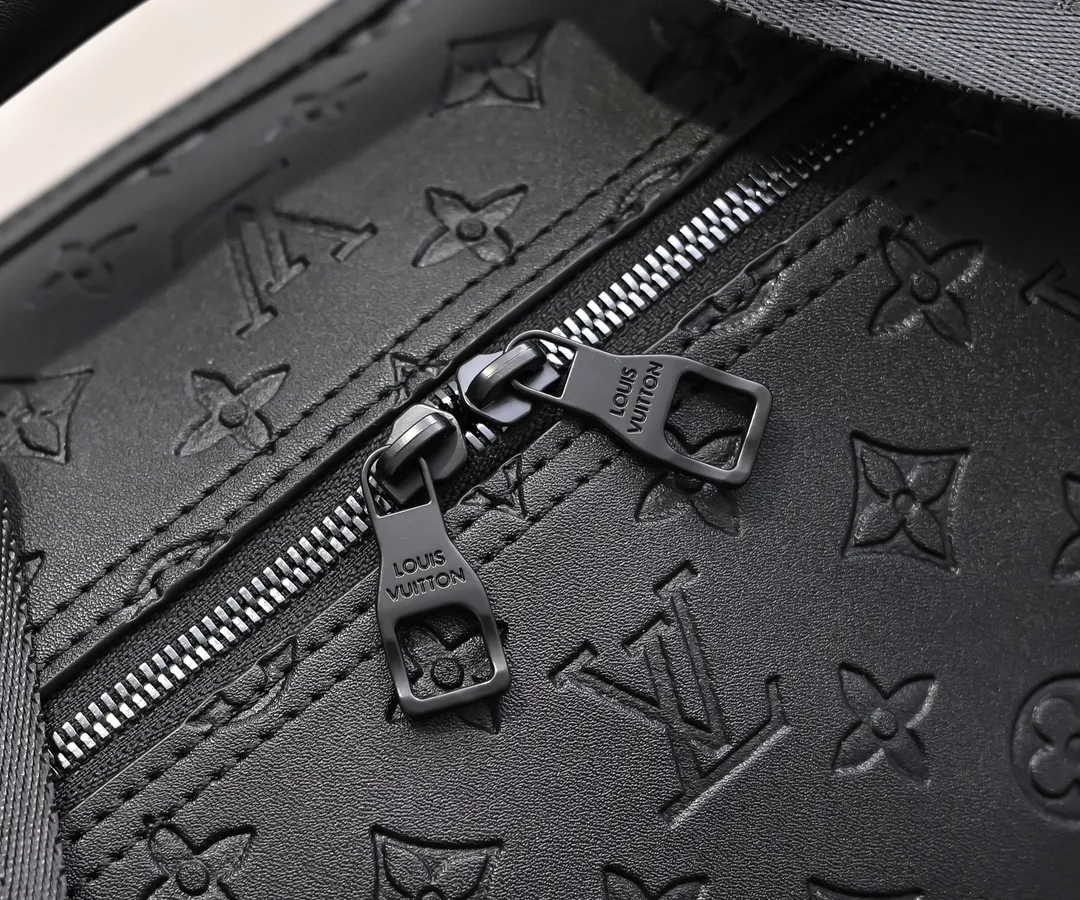 Batch 💰460KEEPALL 55 travel bag model number M23786 41416 This model Keepall 55 travel bag is made of soft MonogramStorm full leather, lighting up the winter holidays with dynamic vitality and elegant style. The side handles are functionally designed, and the LV quick-release buckles on the shoulder straps are convenient for fixing ski equipment. Detailed Features 55 x 31x25 cm (Length x Height x Width) Monogram Storm full leather Cow leather trim Textile lining Metal hardware Quick-release buckle with LV logo Zipper closure Main compartment Zip front pocket Zippered inner pocket Removable nameplate Shoulder strap: Removable, adjustable Strap half-length: 15.0 cm Strap half-length adjustable to: 40.0 cm Handle: Double handle