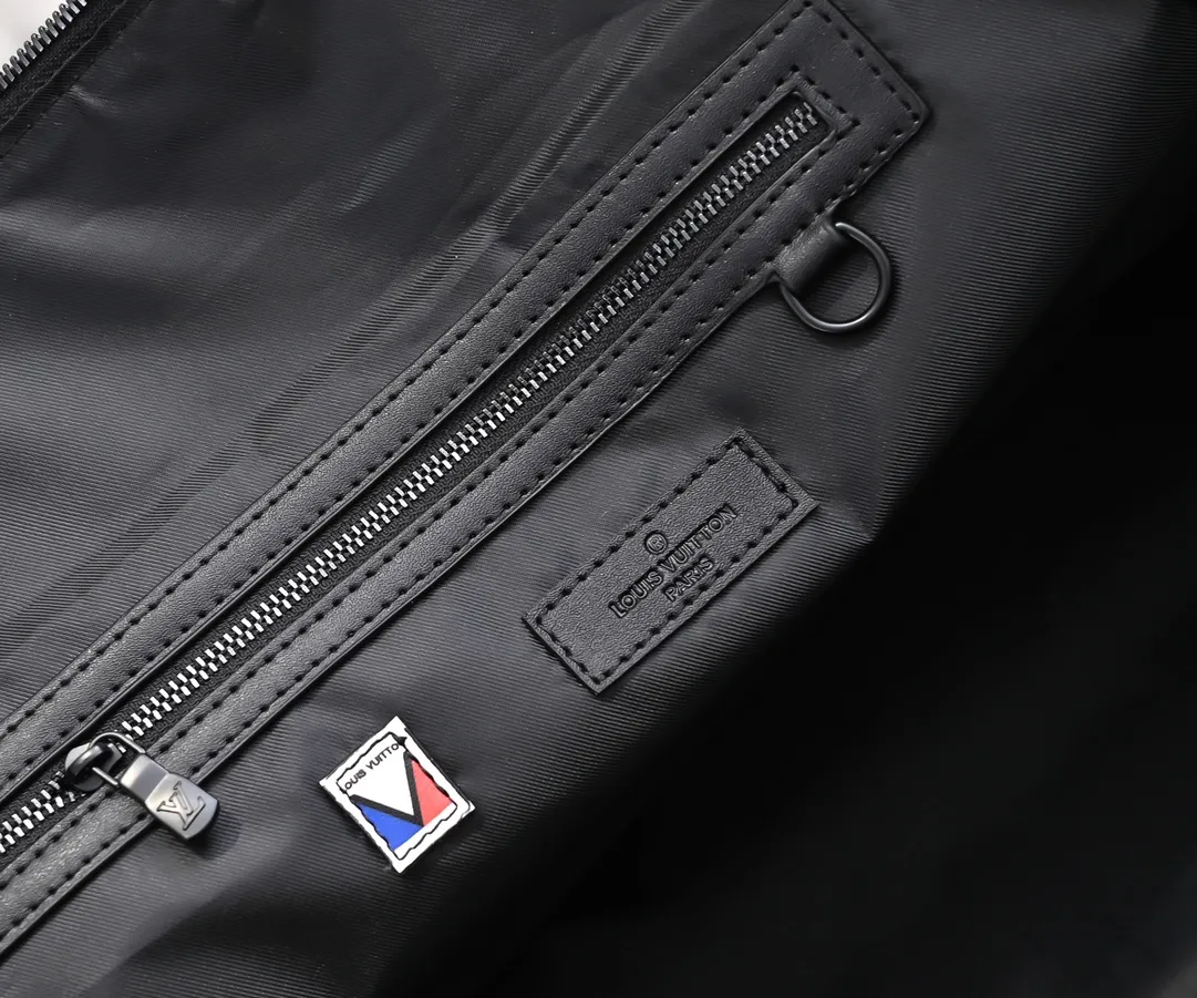 Batch 💰460KEEPALL 55 travel bag model number M23786 41416 This model Keepall 55 travel bag is made of soft MonogramStorm full leather, lighting up the winter holidays with dynamic vitality and elegant style. The side handles are functionally designed, and the LV quick-release buckles on the shoulder straps are convenient for fixing ski equipment. Detailed Features 55 x 31x25 cm (Length x Height x Width) Monogram Storm full leather Cow leather trim Textile lining Metal hardware Quick-release buckle with LV logo Zipper closure Main compartment Zip front pocket Zippered inner pocket Removable nameplate Shoulder strap: Removable, adjustable Strap half-length: 15.0 cm Strap half-length adjustable to: 40.0 cm Handle: Double handle