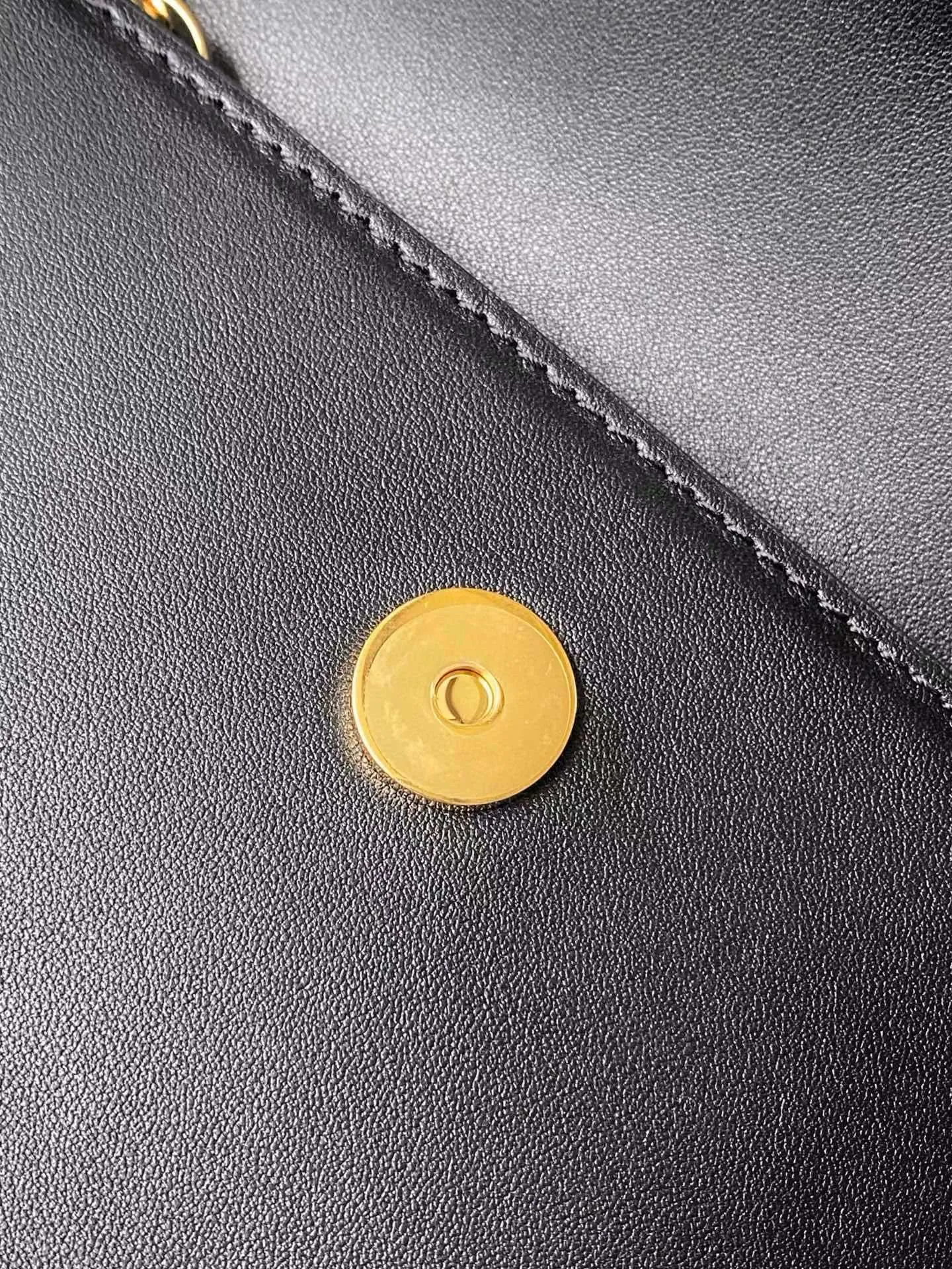💰820 (top-grain leather) top original order M14564 This Wallet On Chain handbag is from the Louis Vuitton LVBloom series. It is cut from cow leather in a fashionable and practical configuration. It is decorated with decorations inspired by the brand's classic Monogram pattern. There's plenty of space to store a smartphone, and contrasting metal hardware adds an elegant touch. Dimensions: 20 × 11.5 × 4 cm