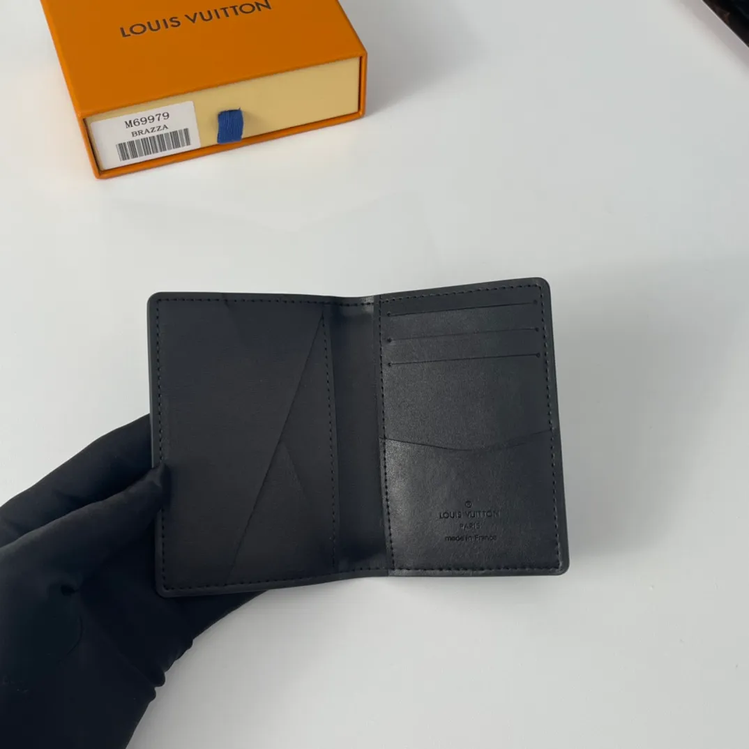 P100💰M69979 The new LV Aerogram pocket wallet is made of cow leather as soft as old aviation letterhead. The metal LV letters discreetly mark the brand identity. It is equipped with compartments and card slots, achieving the fusion of elegance and functionality. Pairs with any LV Aerogram bag. Size: 11×8cm
