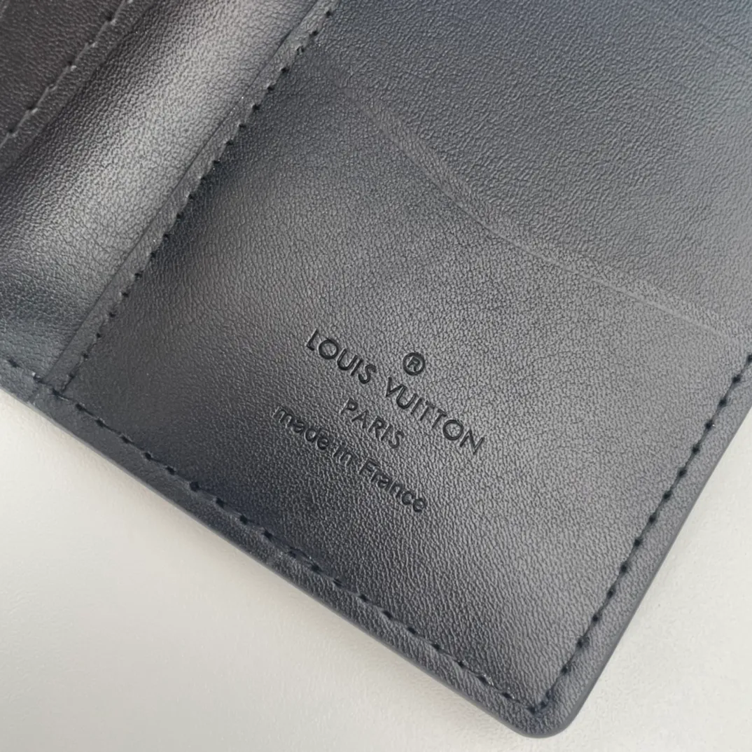 P100💰M69979 The new LV Aerogram pocket wallet is made of cow leather as soft as old aviation letterhead. The metal LV letters discreetly mark the brand identity. It is equipped with compartments and card slots, achieving the fusion of elegance and functionality. Pairs with any LV Aerogram bag. Size: 11×8cm