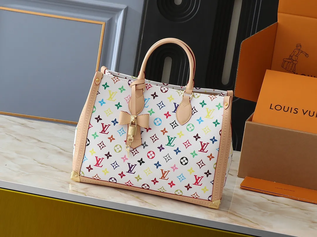 💰340💰The upgraded original M13079 Louis Vuitton x Takashi Murakami reissue series interprets the OnTheGo medium handbag in a smart way. The colorful Monogram canvas body, cowhide leather trim and LV x TM key bag highlight the sophisticated style. The shiny corners recall the design of traditional Louis Vuitton luggage, and the shoulder strap and top handle allow for multiple carrying methods. Dimensions: 35.0 x 27.0 x 14.0 cm (length x height x width)