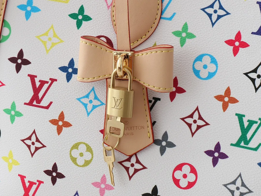 💰340💰The upgraded original M13079 Louis Vuitton x Takashi Murakami reissue series interprets the OnTheGo medium handbag in a smart way. The colorful Monogram canvas body, cowhide leather trim and LV x TM key bag highlight the sophisticated style. The shiny corners recall the design of traditional Louis Vuitton luggage, and the shoulder strap and top handle allow for multiple carrying methods. Dimensions: 35.0 x 27.0 x 14.0 cm (length x height x width)