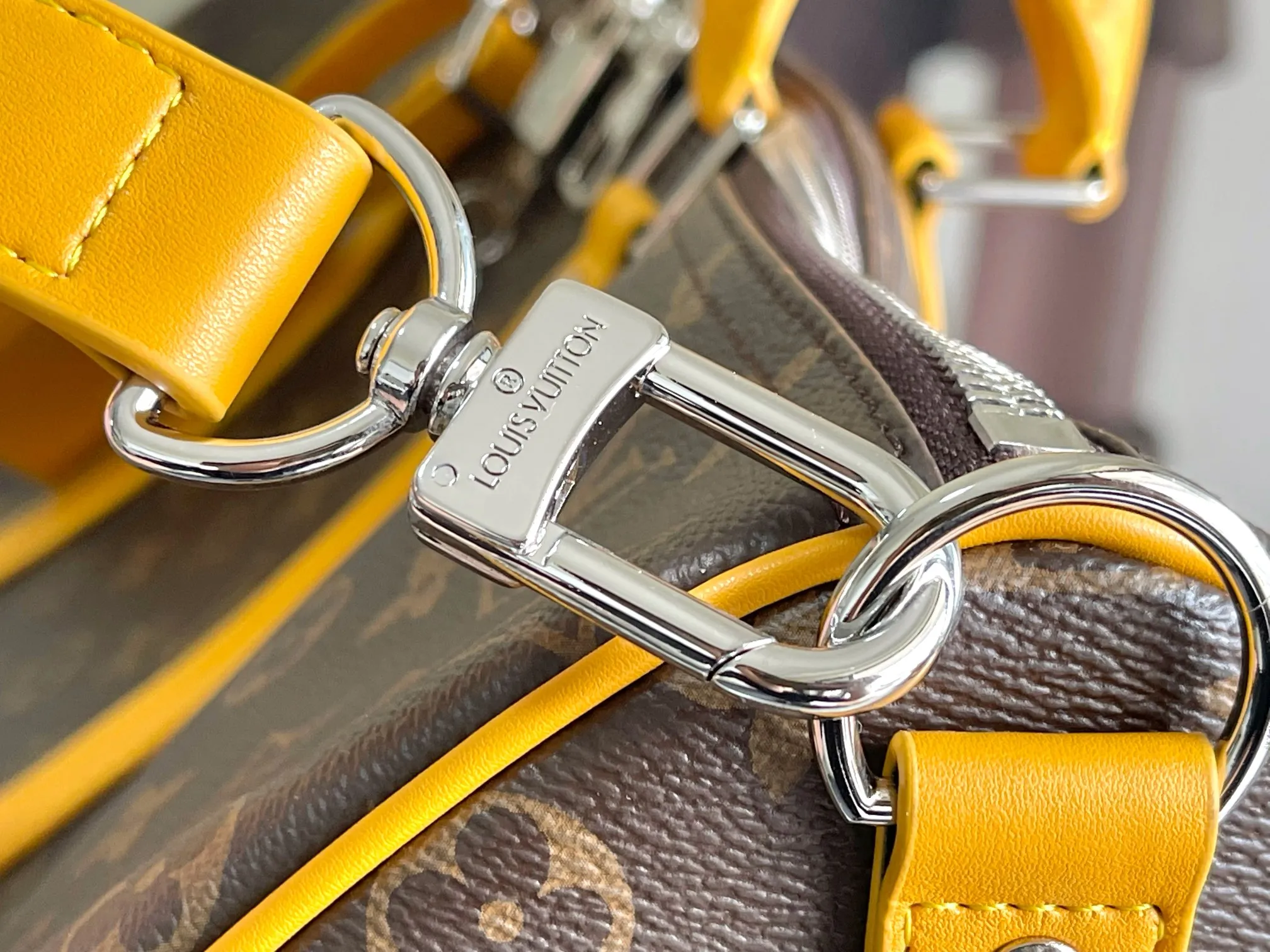 💰1140 Top Original M12634 Yellow M12633 Dark Blue M12629 Light Blue M12630 Dark Green Top Original This Keepall Bandoulière 50 travel bag is made of Monogram Macassar canvas, which simultaneously renders bright colors for the side straps, nameplate, fabric lining and top leather handle. The size of your carry-on luggage hides plenty of space. 50.0 x 29.0 x 23.0 cm (L x H x W) • Monogram Macassar coated canvas • Cow leather trim • Textile lining • Metal hardware • Carry-on dimensions • Double zipper closure • Padlock • Removable name tag • Internal zip pocket • Shoulder strap: removable, adjustable • Half-length strap: 36.0 cm • Half-length strap adjustable to: 50.0 cm • Handle: Double handle