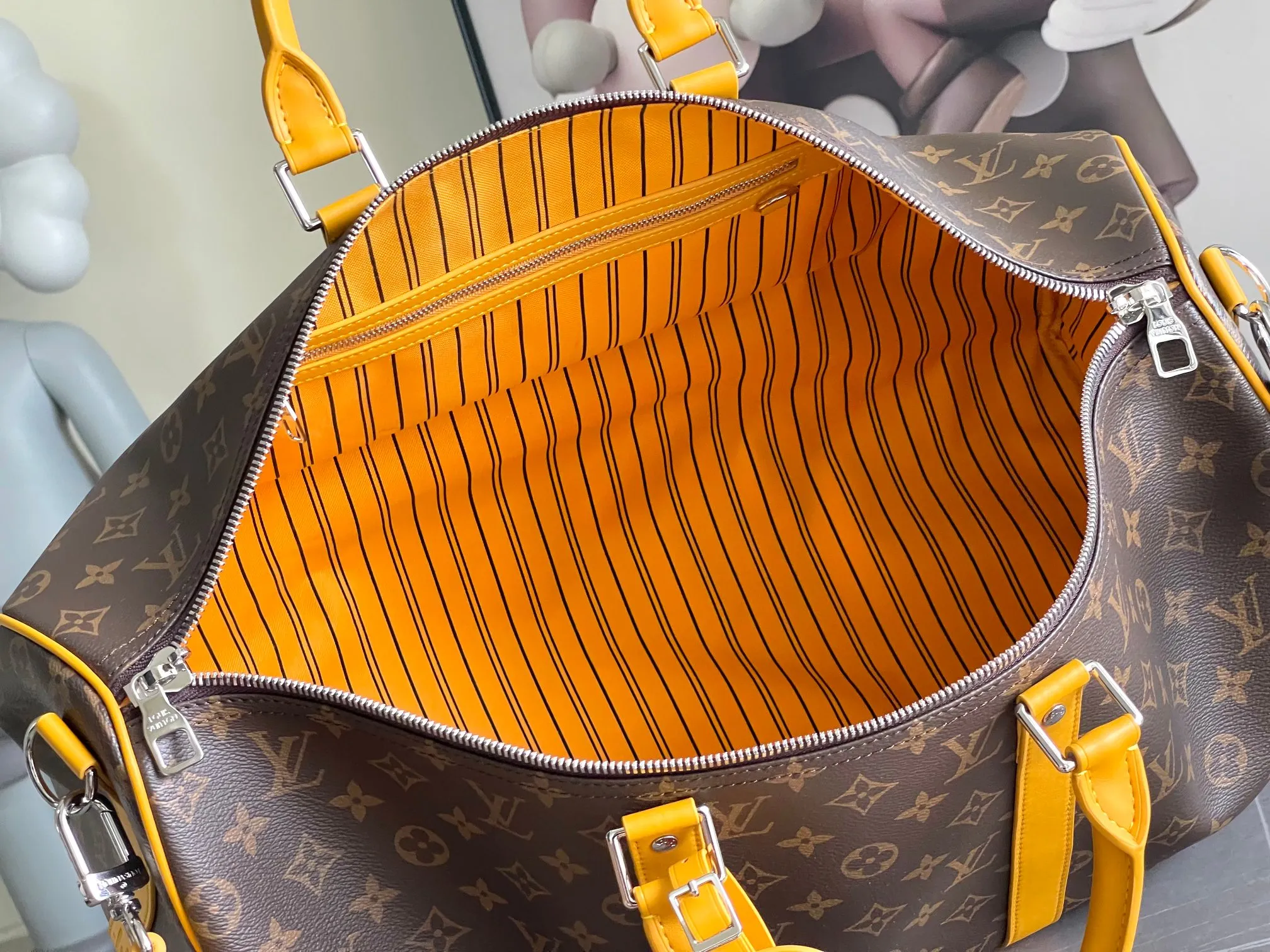 💰1140 Top Original M12634 Yellow M12633 Dark Blue M12629 Light Blue M12630 Dark Green Top Original This Keepall Bandoulière 50 travel bag is made of Monogram Macassar canvas, which simultaneously renders bright colors for the side straps, nameplate, fabric lining and top leather handle. The size of your carry-on luggage hides plenty of space. 50.0 x 29.0 x 23.0 cm (L x H x W) • Monogram Macassar coated canvas • Cow leather trim • Textile lining • Metal hardware • Carry-on dimensions • Double zipper closure • Padlock • Removable name tag • Internal zip pocket • Shoulder strap: removable, adjustable • Half-length strap: 36.0 cm • Half-length strap adjustable to: 50.0 cm • Handle: Double handle