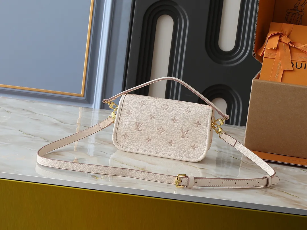 💰200💰Upgraded from the original M13642. This Nano Diane handbag reinterprets the classic Monogram pattern with the same color aesthetic, and incorporates dazzling metal parts and detachable shoulder straps and handles into the leather body. The compact design easily accommodates daily necessities such as card holders and cosmetics. Dimensions: 19.0 x 10.5 x 6.0 cm (length x height x width)