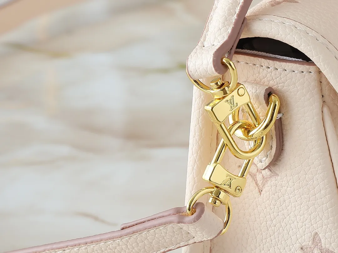 💰200💰Upgraded from the original M13642. This Nano Diane handbag reinterprets the classic Monogram pattern with the same color aesthetic, and incorporates dazzling metal parts and detachable shoulder straps and handles into the leather body. The compact design easily accommodates daily necessities such as card holders and cosmetics. Dimensions: 19.0 x 10.5 x 6.0 cm (length x height x width)