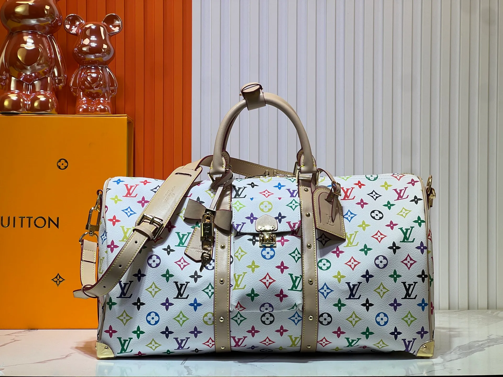 Batch 520💰 M13742 white color black color travel bag new season LV x TM KEEPALL BANDOULIÈRE 45 travel bag This Keepall Bandoulière 45 Jh travel bag is from the Louis Vuitton The S-lock buckle and glossy metal corners on the front pocket establish a classic foundation, while the rivet ribbon and bow-shaped key bag highlight the new season trend. 27 x 20 x 45 cm.