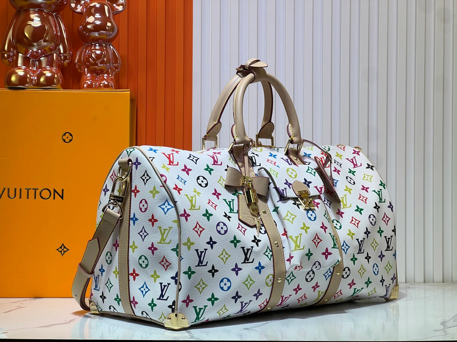 Batch 520💰 M13742 white color black color travel bag new season LV x TM KEEPALL BANDOULIÈRE 45 travel bag This Keepall Bandoulière 45 Jh travel bag is from the Louis Vuitton The S-lock buckle and glossy metal corners on the front pocket establish a classic foundation, while the rivet ribbon and bow-shaped key bag highlight the new season trend. 27 x 20 x 45 cm.