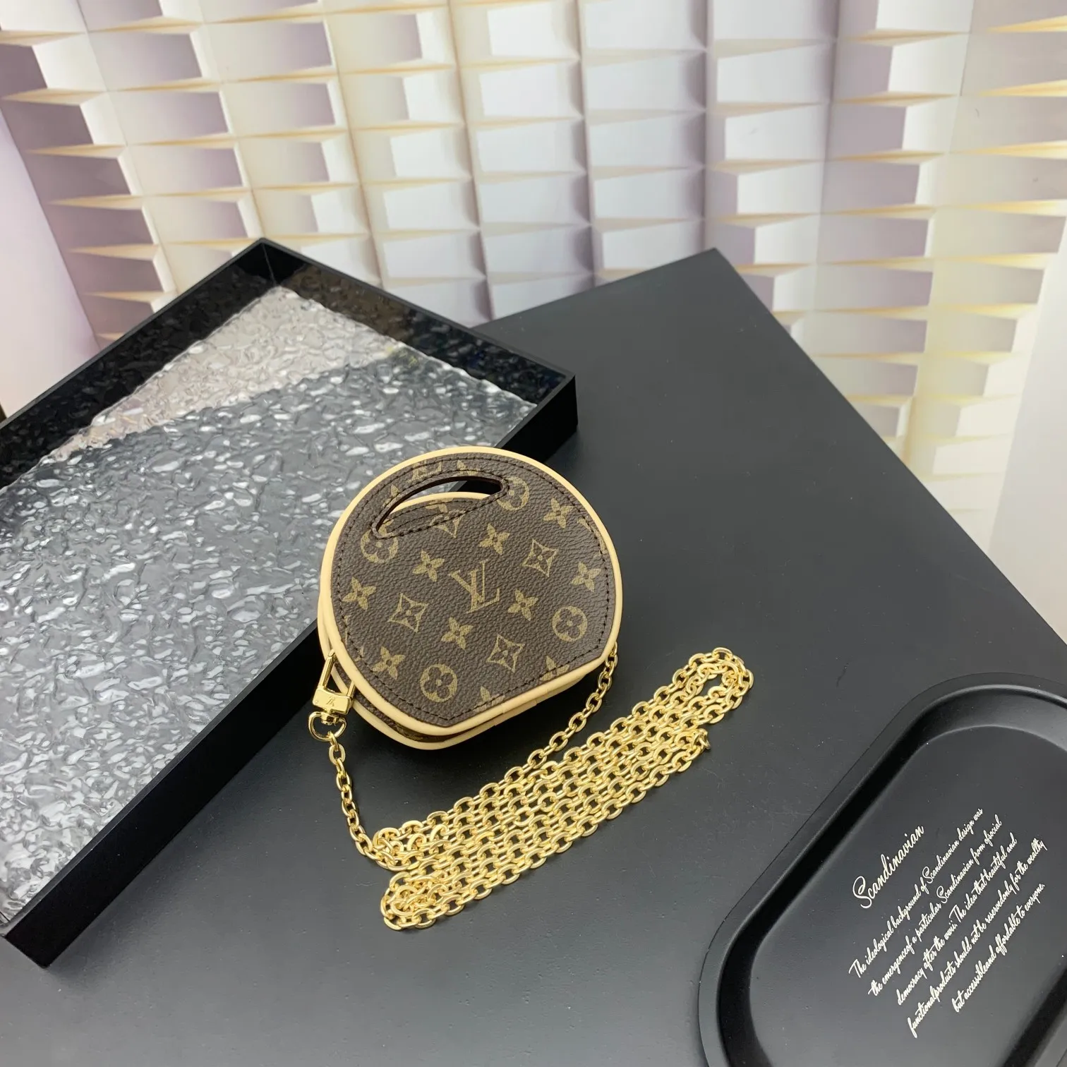 💰200 new update This Around Me handbag is made of Monogram coated canvas, interpreting the inspiration of the brand's LV Circle logo. The logo was created in the 1920s and is used in Louis Vuitton stores and advertising. Shown on the Spring/Summer 2024 runway, this sleek bag features an integrated handle for a simple yet elegant look. Exquisite configuration releases trendy style.