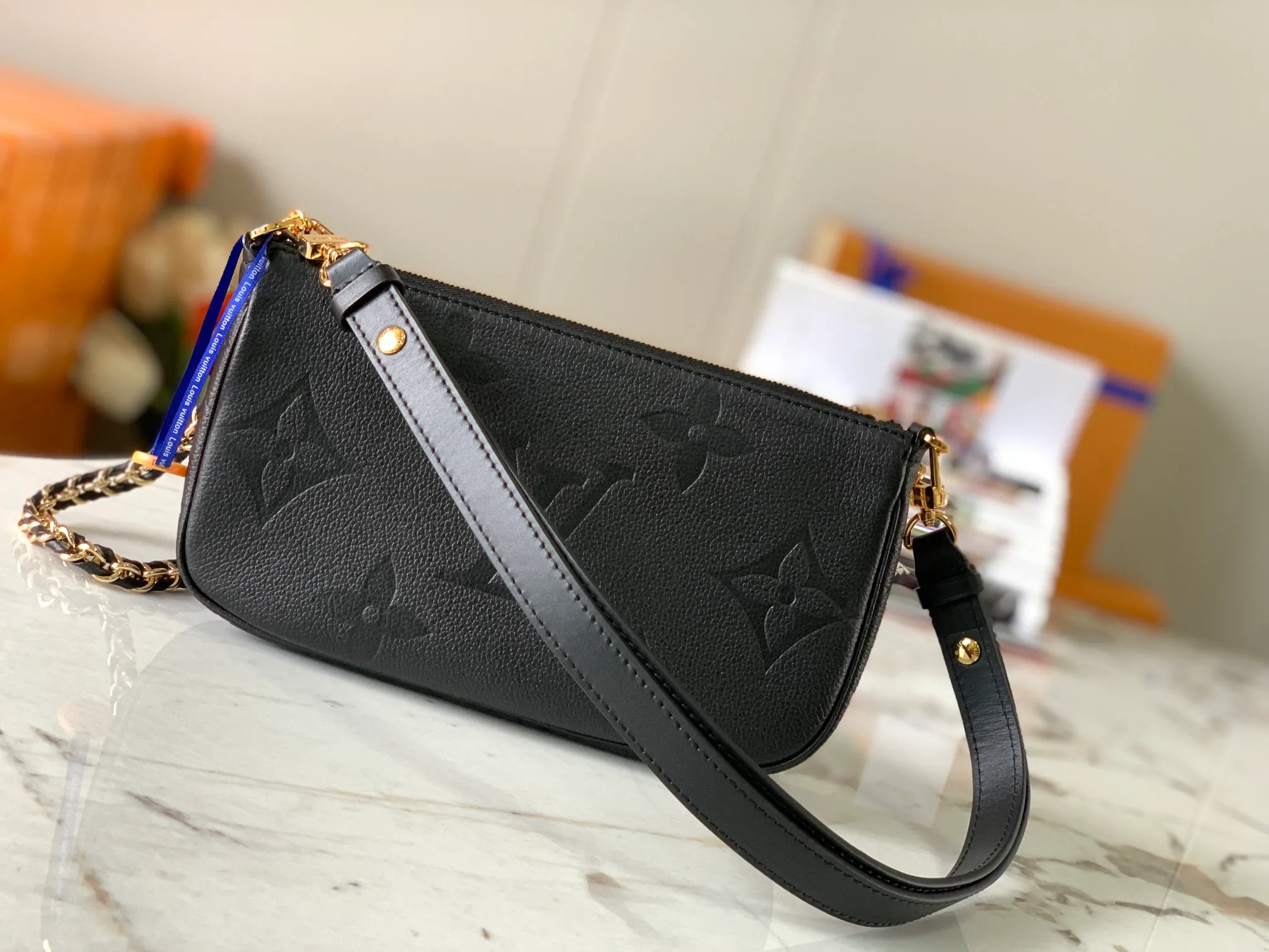 P1960 [Special quality original leather, all steel hardware 💋 M80399 black] This Multi Pochette Accessoires crossbody bag is made of Monogram Empreinte leather to create a two-in-one design. Its clutch, chain and leather shoulder strap are all detachable. The oversized Monogram embossing on the front complements the classic Monogram pattern on the gusset. Detailed features 25 x 14.5 x 4.5 cm (length x height x width)