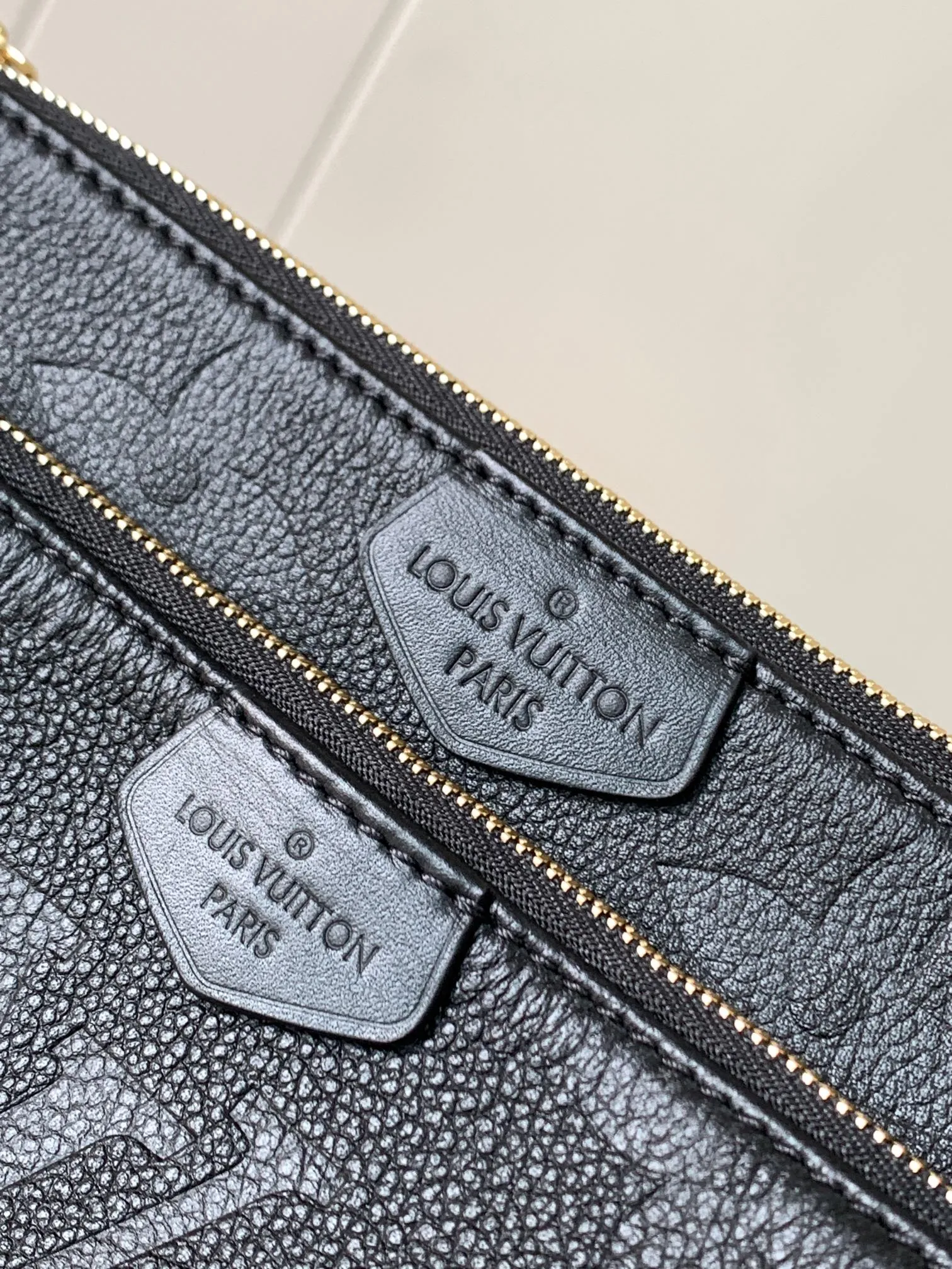 P1960 [Special quality original leather, all steel hardware 💋 M80399 black] This Multi Pochette Accessoires crossbody bag is made of Monogram Empreinte leather to create a two-in-one design. Its clutch, chain and leather shoulder strap are all detachable. The oversized Monogram embossing on the front complements the classic Monogram pattern on the gusset. Detailed features 25 x 14.5 x 4.5 cm (length x height x width)