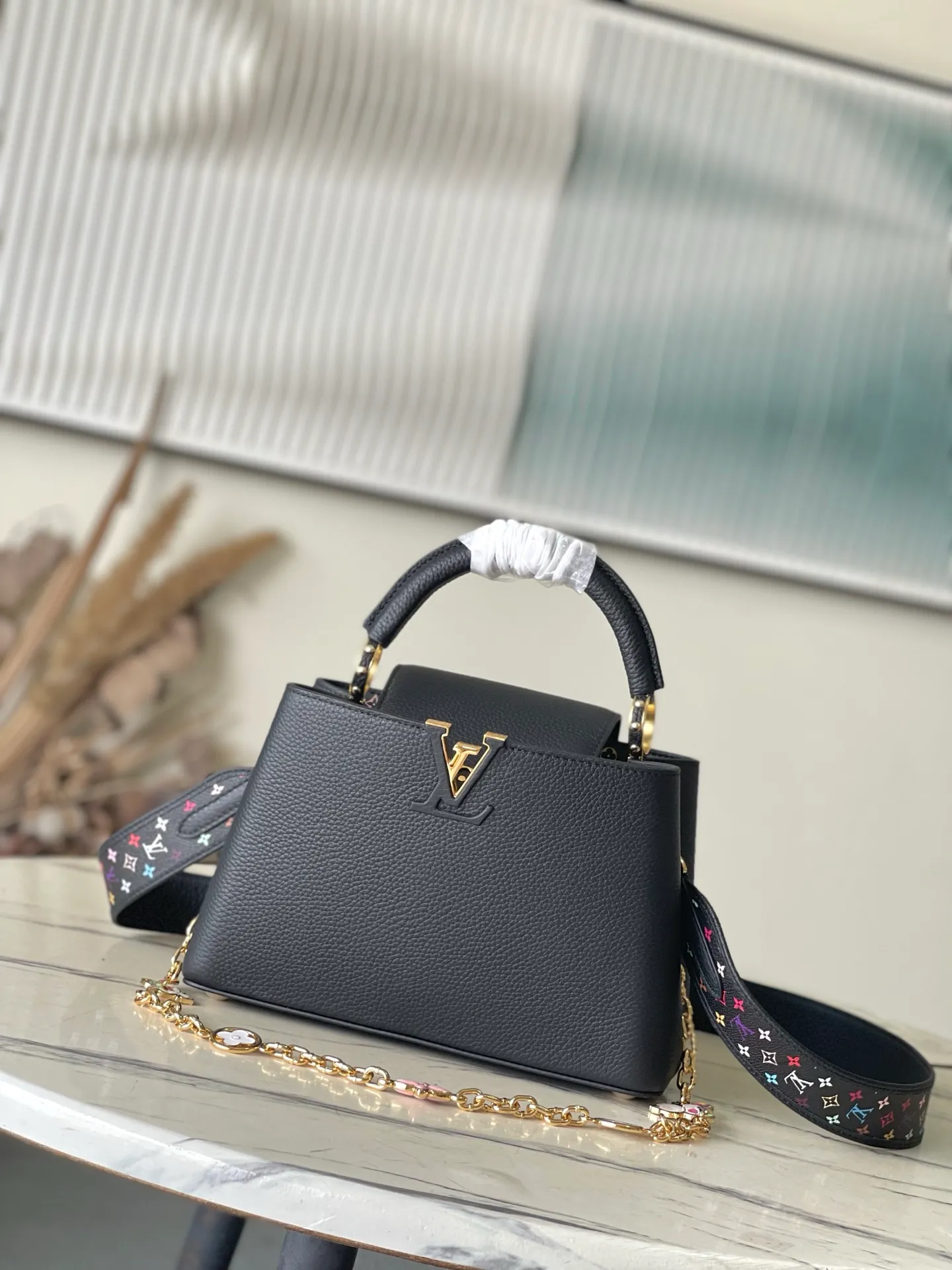 💰2540 Premium Original Leather M13878 Small Black with Three Colors Reinterpreting the signature of this season in the X Murakami series showing the light charm, showing Haus's iconic Capuchin handbag Torion leather material symbolic initials Detachable chain strap decorated with Monogram flowers Golden hardware such as a cheerful panda character reflected in the super flat style unique to Japanese artist Takashi Murakami Multi-color Monogram pattern with vibrant dots added to the strap and lining Size: 27 * 18 * 9 CM