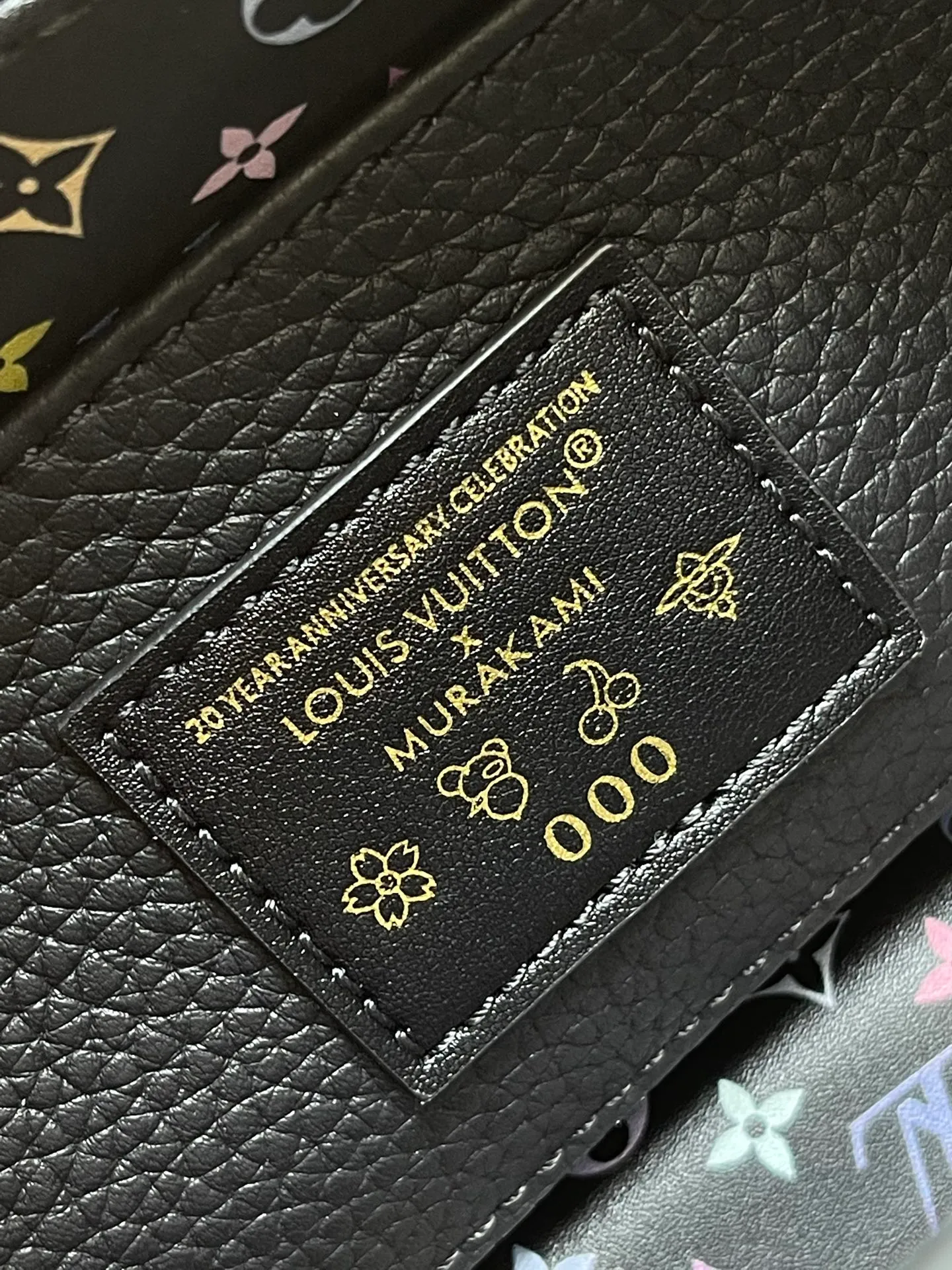 💰2540 Premium Original Leather M13878 Small Black with Three Colors Reinterpreting the signature of this season in the X Murakami series showing the light charm, showing Haus's iconic Capuchin handbag Torion leather material symbolic initials Detachable chain strap decorated with Monogram flowers Golden hardware such as a cheerful panda character reflected in the super flat style unique to Japanese artist Takashi Murakami Multi-color Monogram pattern with vibrant dots added to the strap and lining Size: 27 * 18 * 9 CM