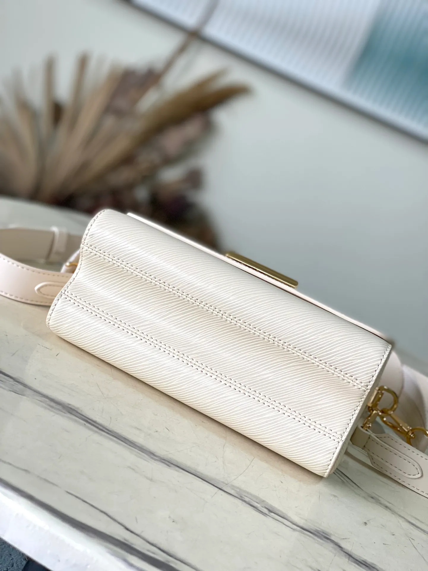 💰1160 (top-grain leather) top original order M24765 white. This Twist medium handbag once again proves the brand's exquisite craftsmanship. The classic Epi leather is integrated into the adjustable wide leather shoulder strap, the dazzling LV Twist twist lock and the leather Monogram flower on the topstitched fabric handle jointly release the brand style, making it a modern choice for urban travel. Dimensions: 23 x 17 x 9.5 cm (length x height x width)