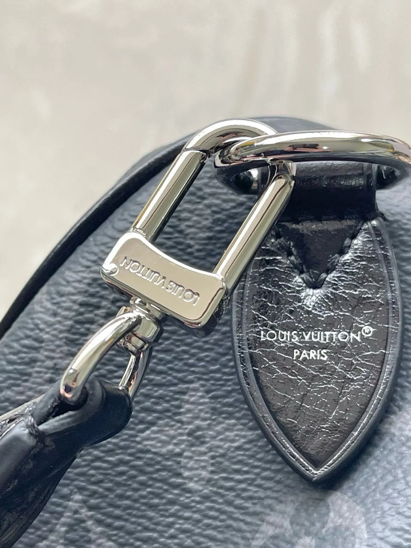 💰1040 Top original order M15102 This Speedy Soft 30 handbag comes from the LVSki series and uses Monogram Eclipse canvas to renew the classic design. Double chains, a pleated leather key fob and a signature padlock add to the luxe details, and it's just the right size to hold a tablet and other everyday essentials. Dimensions: 30 × 21 × 17 cm
