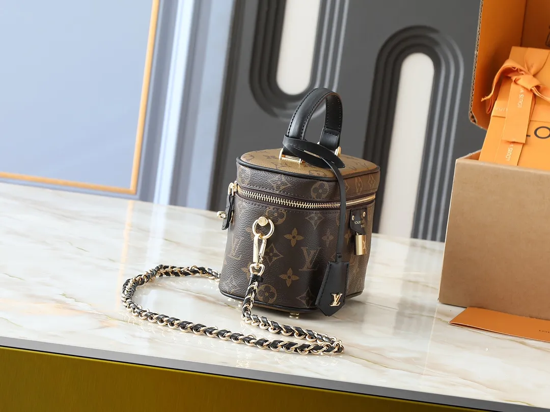 💰240💰Upgraded from the original M47128, Nicolas Ghesquière plays a modern chapter in Louis Vuitton’s travel heritage, reinterpreting the Nice cosmetic bag in Monogram and Monogram Reverse canvas. The soft and light urban handbag structure enables a comfortable travel experience. It cleverly uses a detachable leather woven chain to carry it hand-held, on the shoulder, or as a cross-body bag. Dimensions: 19.0 x 11.0 x 13.0 cm (length x height x width)