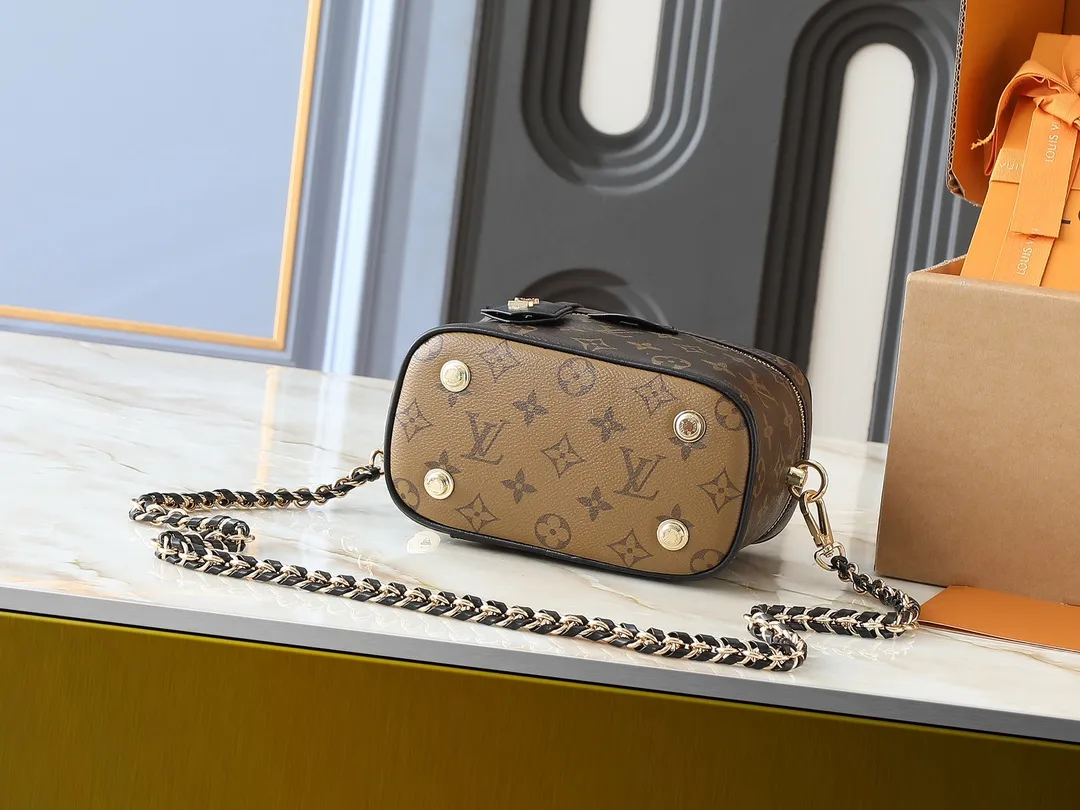 💰240💰Upgraded from the original M47128, Nicolas Ghesquière plays a modern chapter in Louis Vuitton’s travel heritage, reinterpreting the Nice cosmetic bag in Monogram and Monogram Reverse canvas. The soft and light urban handbag structure enables a comfortable travel experience. It cleverly uses a detachable leather woven chain to carry it hand-held, on the shoulder, or as a cross-body bag. Dimensions: 19.0 x 11.0 x 13.0 cm (length x height x width)