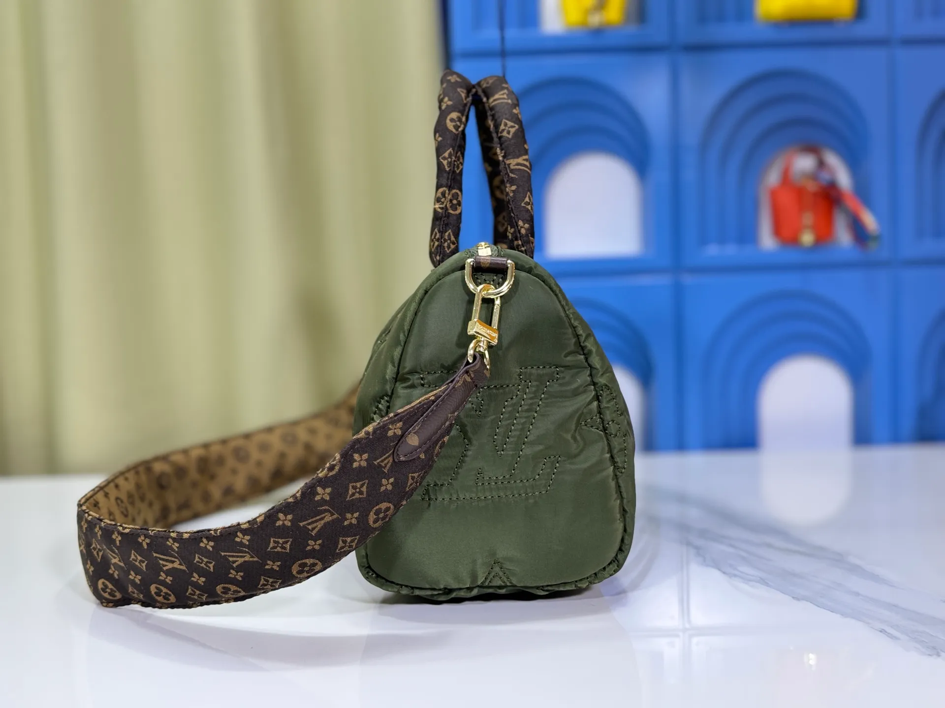 P240 upgraded original M21061 M20937 M59008 This LV Pillow Speedy Bandoulière 25 handbag injects a cool attitude into the brand's classic configuration. Recycled padded nylon has a matte sheen, with Monogram embroidery and Mini Monogram canvas trim. The top handle and shoulder strap are both padded, making it softer, warmer and more comfortable to carry. Dimensions: 25.0 x 19.0 x 15.0 cm (length x height x width)