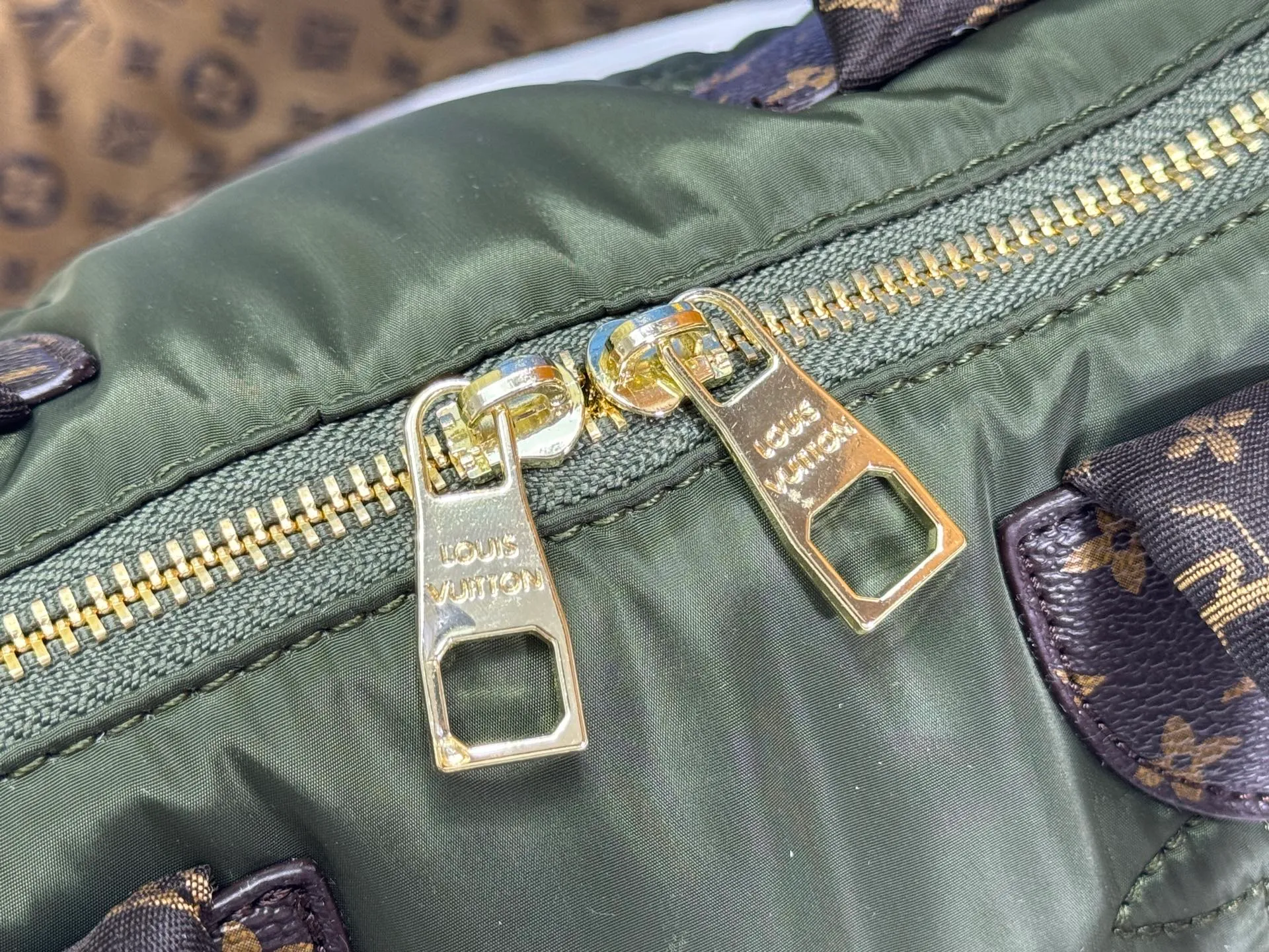 P240 upgraded original M21061 M20937 M59008 This LV Pillow Speedy Bandoulière 25 handbag injects a cool attitude into the brand's classic configuration. Recycled padded nylon has a matte sheen, with Monogram embroidery and Mini Monogram canvas trim. The top handle and shoulder strap are both padded, making it softer, warmer and more comfortable to carry. Dimensions: 25.0 x 19.0 x 15.0 cm (length x height x width)
