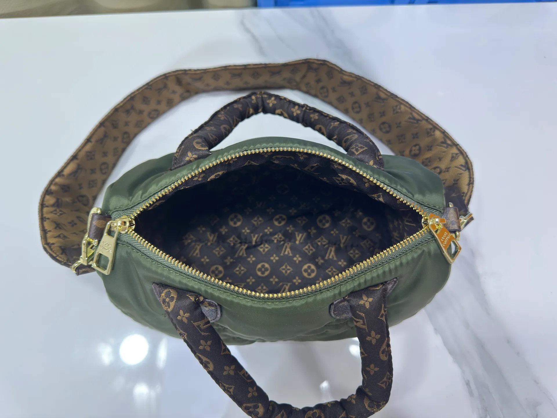 P240 upgraded original M21061 M20937 M59008 This LV Pillow Speedy Bandoulière 25 handbag injects a cool attitude into the brand's classic configuration. Recycled padded nylon has a matte sheen, with Monogram embroidery and Mini Monogram canvas trim. The top handle and shoulder strap are both padded, making it softer, warmer and more comfortable to carry. Dimensions: 25.0 x 19.0 x 15.0 cm (length x height x width)