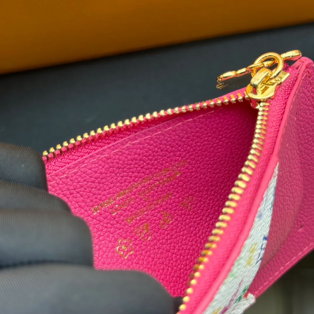 💰140 💎Top original #rose red 🇫🇷 This Romy card holder is from the Louis Vuitton x Takashi Murakami cross-border collaboration series. It renders fresh colors for Monogram Empreinte leather, subtly paying tribute to the rainbow tones painted by Japanese artists. Colorful Monogram coated canvas accents the patch pockets, and the panda-shaped zipper pull of the zippered coin bag adds new season interest. Model: M13800 Dimensions: 8 x 0.8 x 12 cm (H x W x Length)