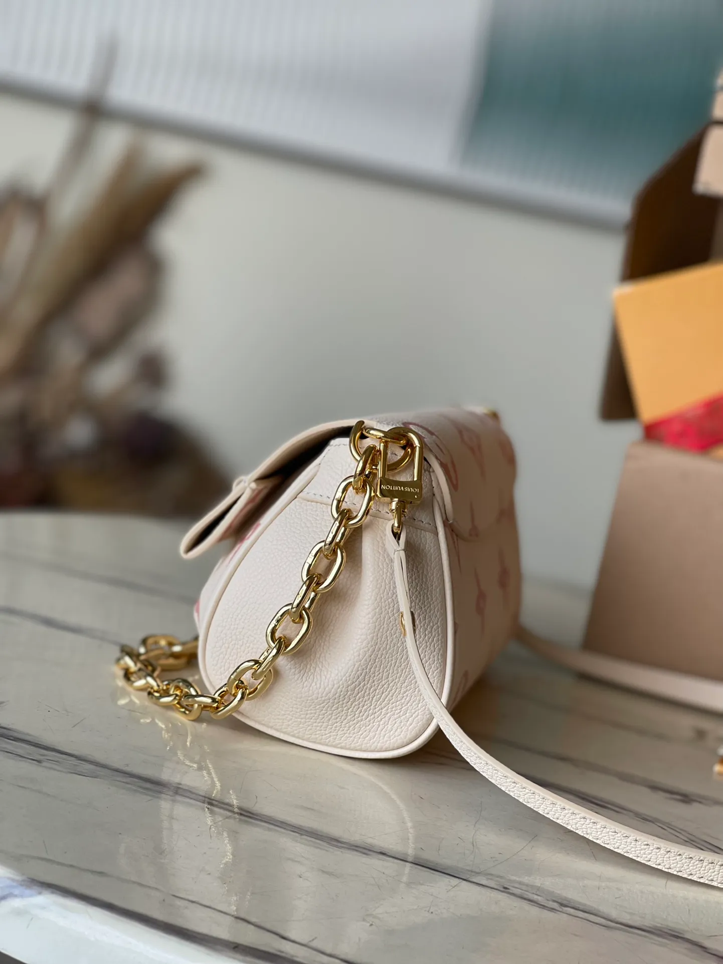💰1180 (top layer leather) top original order M46393. Support counter inspection. Photos taken of duty-free goods are consistent with the product without unpacking. This product is an exclusive duty-free product in the market and is the highest-end product. Inspection is supported. This product has passed strict inspection and is flawless. Please wear gloves when touching the product. This product is not returnable or exchangeable. Please confirm the product first and then remove the label on the handle. This product is temporarily not open to the public, only regular customers, and is in short supply. Dimensions: 24 x 14 x 9 cm