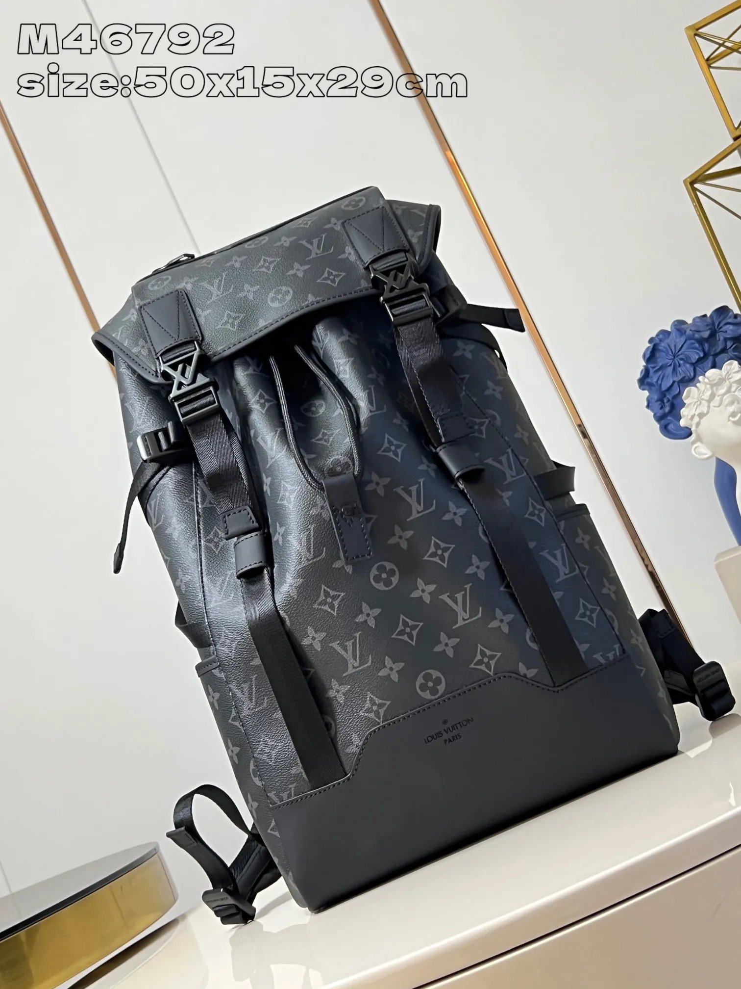 💰1080 Top-quality original individual real shot M46792 Black Flower] This Getaway backpack draws on the energetic style of outdoor sports and uses Monogram Eclipse canvas to create a soft and close-fitting structure. The top flap has an LV logo quick-release buckle, a spacious main compartment and multiple exterior pockets, making it a trendy choice for travel or daily travel. 50 x 15 x 29 cm (height x width x length) [Warm reminder: This item is too big to fit in the packaging]