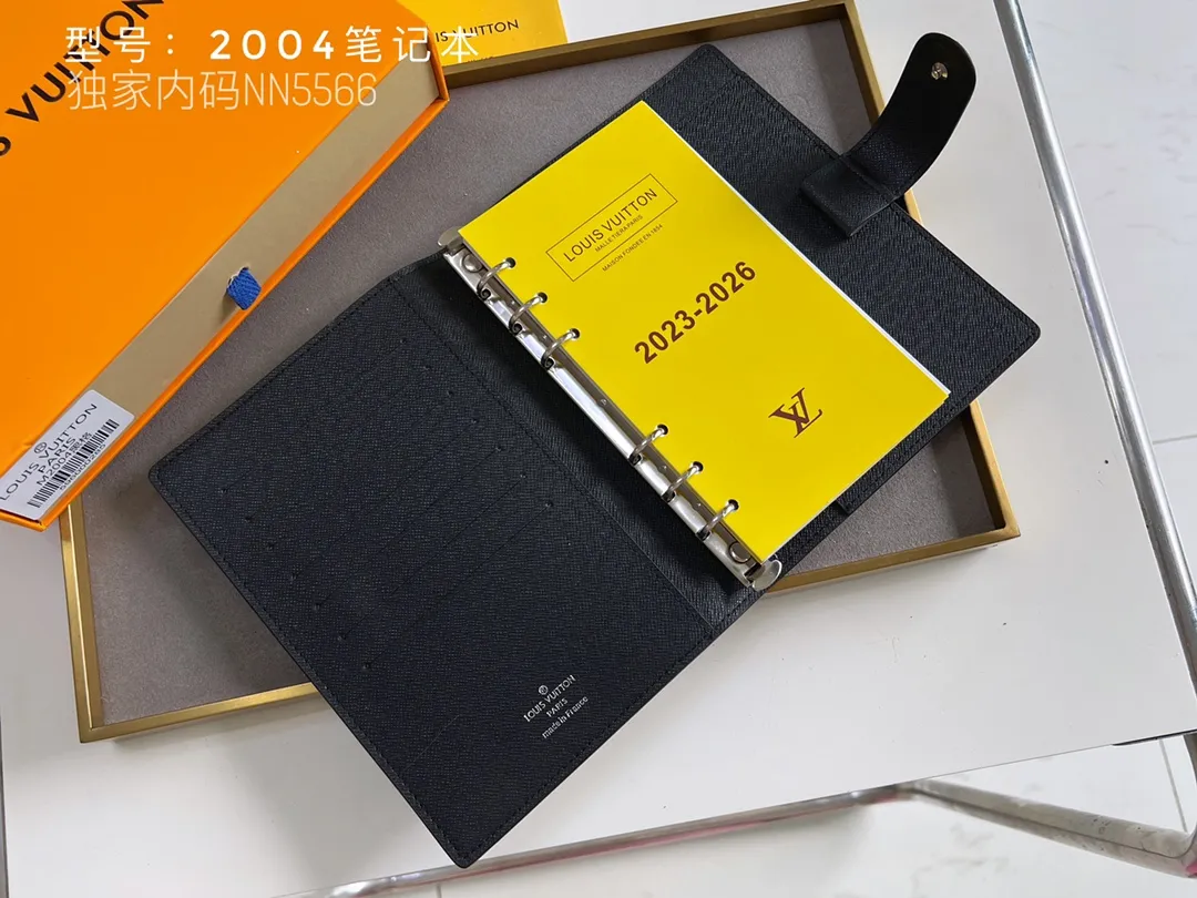 💰140 Top Original 💎 Latest Date 📅 Notepad This small notepad cover is made of Monogram canvas and can hold three credit cards. It can also be used as an address book, notebook or calendar. Epi leather is delicately embossed with LV initials and is lined with intertwined textured leather - Push-button closure - Six-ring binder with three rings in a set, six credit card slots and two internal compartments - Notepad insert available separately. Model: 2004 Size: 14x18cm