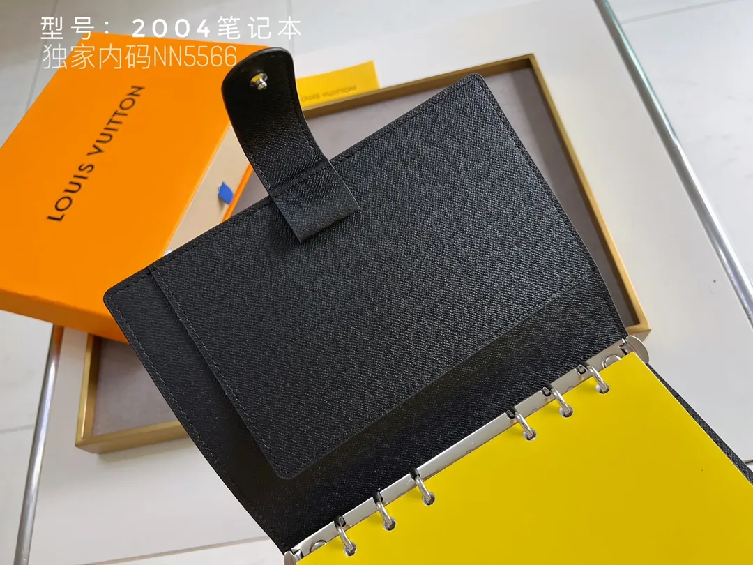 💰140 Top Original 💎 Latest Date 📅 Notepad This small notepad cover is made of Monogram canvas and can hold three credit cards. It can also be used as an address book, notebook or calendar. Epi leather is delicately embossed with LV initials and is lined with intertwined textured leather - Push-button closure - Six-ring binder with three rings in a set, six credit card slots and two internal compartments - Notepad insert available separately. Model: 2004 Size: 14x18cm