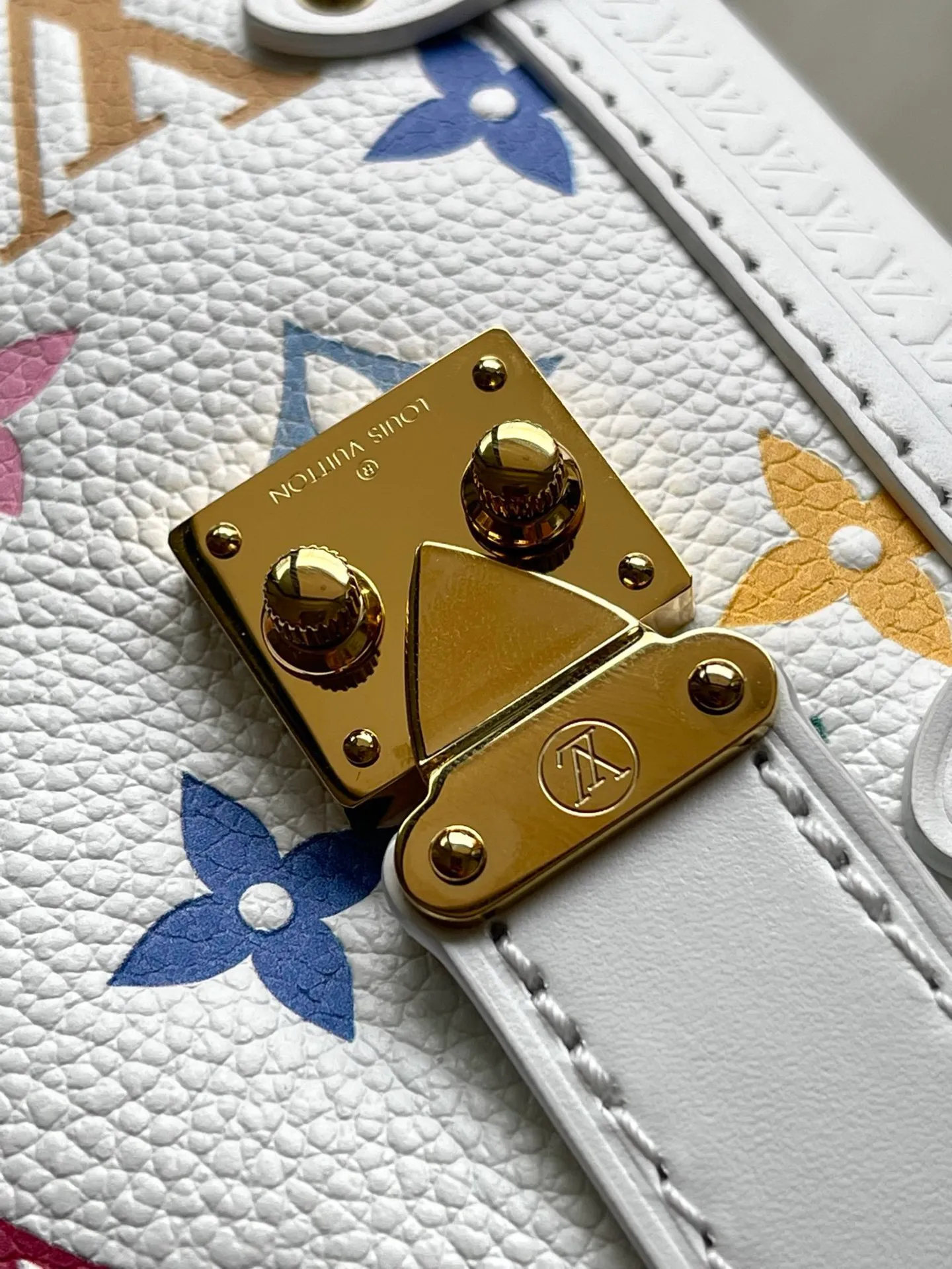 💰1220 (first-grain leather) Top-quality original item M14046 This medium-sized Side Trunk handbag uses a humorous Monogram pattern to express the smart style of the x Murakami Takashi reissue series. It is made of soft cow leather with reinforced metal corners and the iconic S-lock lock, which can easily accommodate daily needs. The square shape is a nod to the brand's classic luggage, and the removable studded handle and shoulder strap allow for flexible carrying. Dimensions: 23.5 × 16 × 8.5 cm