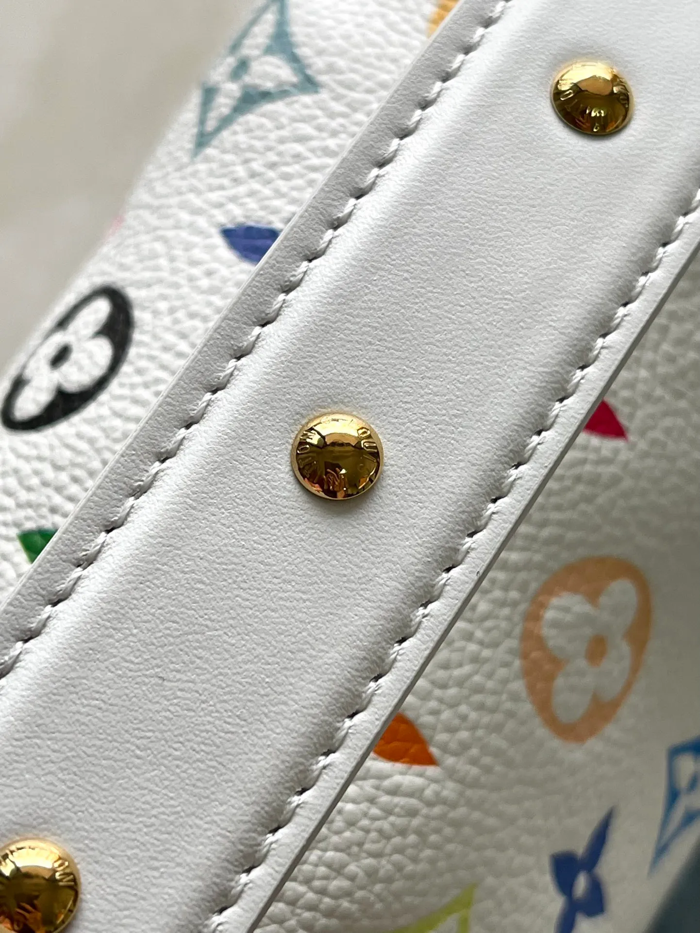 💰1220 (first-grain leather) Top-quality original item M14046 This medium-sized Side Trunk handbag uses a humorous Monogram pattern to express the smart style of the x Murakami Takashi reissue series. It is made of soft cow leather with reinforced metal corners and the iconic S-lock lock, which can easily accommodate daily needs. The square shape is a nod to the brand's classic luggage, and the removable studded handle and shoulder strap allow for flexible carrying. Dimensions: 23.5 × 16 × 8.5 cm