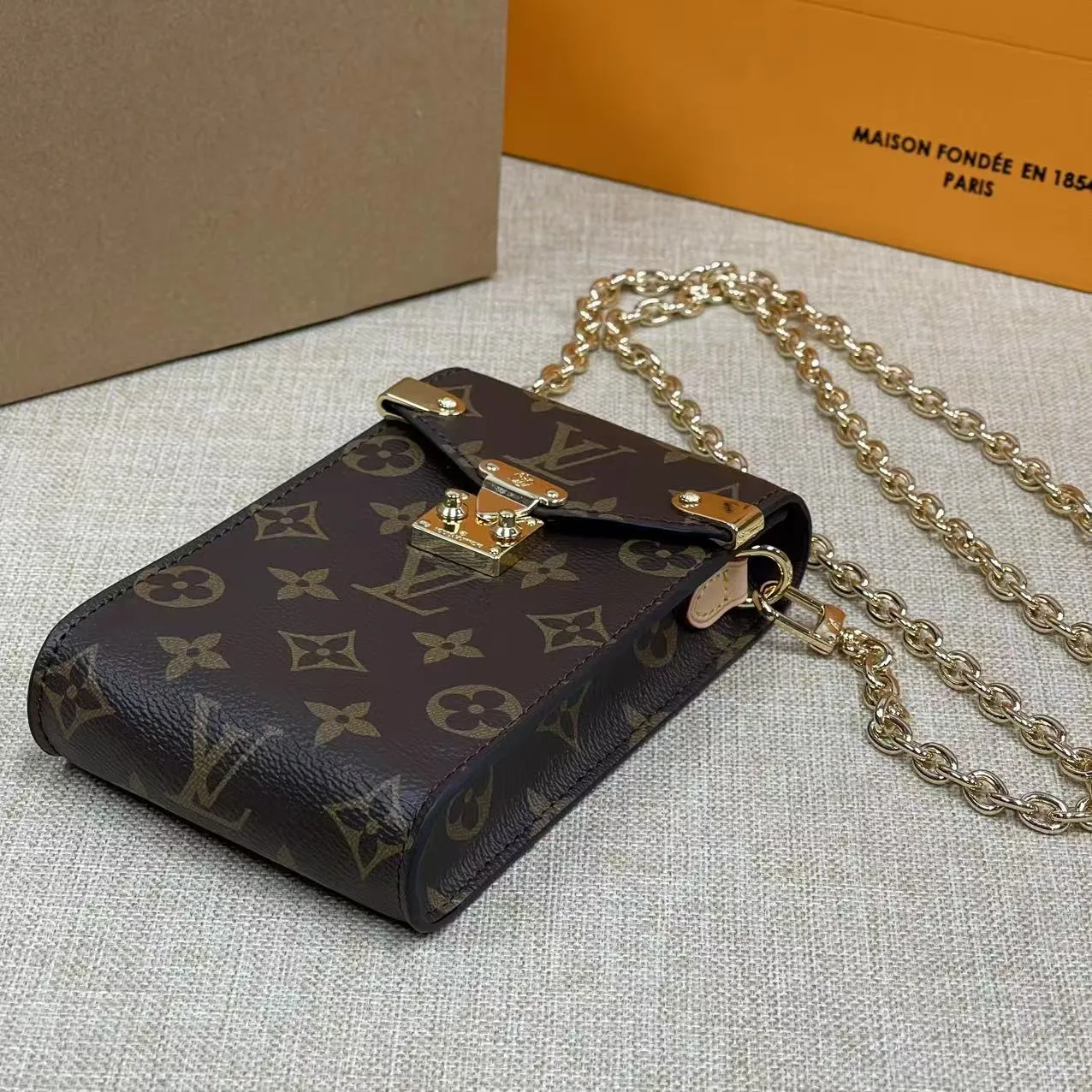 [Upgraded version] P420¥🤡New counter model·Mobile phone bag·Upgraded version·High quality·With 🎁gift box packaging·Model M13572 presbyopia Mobile phone bag chain bag New season MÉTIS Hl mobile phone bag This Métis mobile phone bag draws inspiration from Louis Vuitton's classic luggage, and is cut from a single piece of Monogram canvas to create an exquisite configuration. The S-lock clasp and metal corners speak of the brand's long tradition of boxmaking. Attach the removable chain to instantly be hands-free. 17.5 x 4 x 10.4 cm.