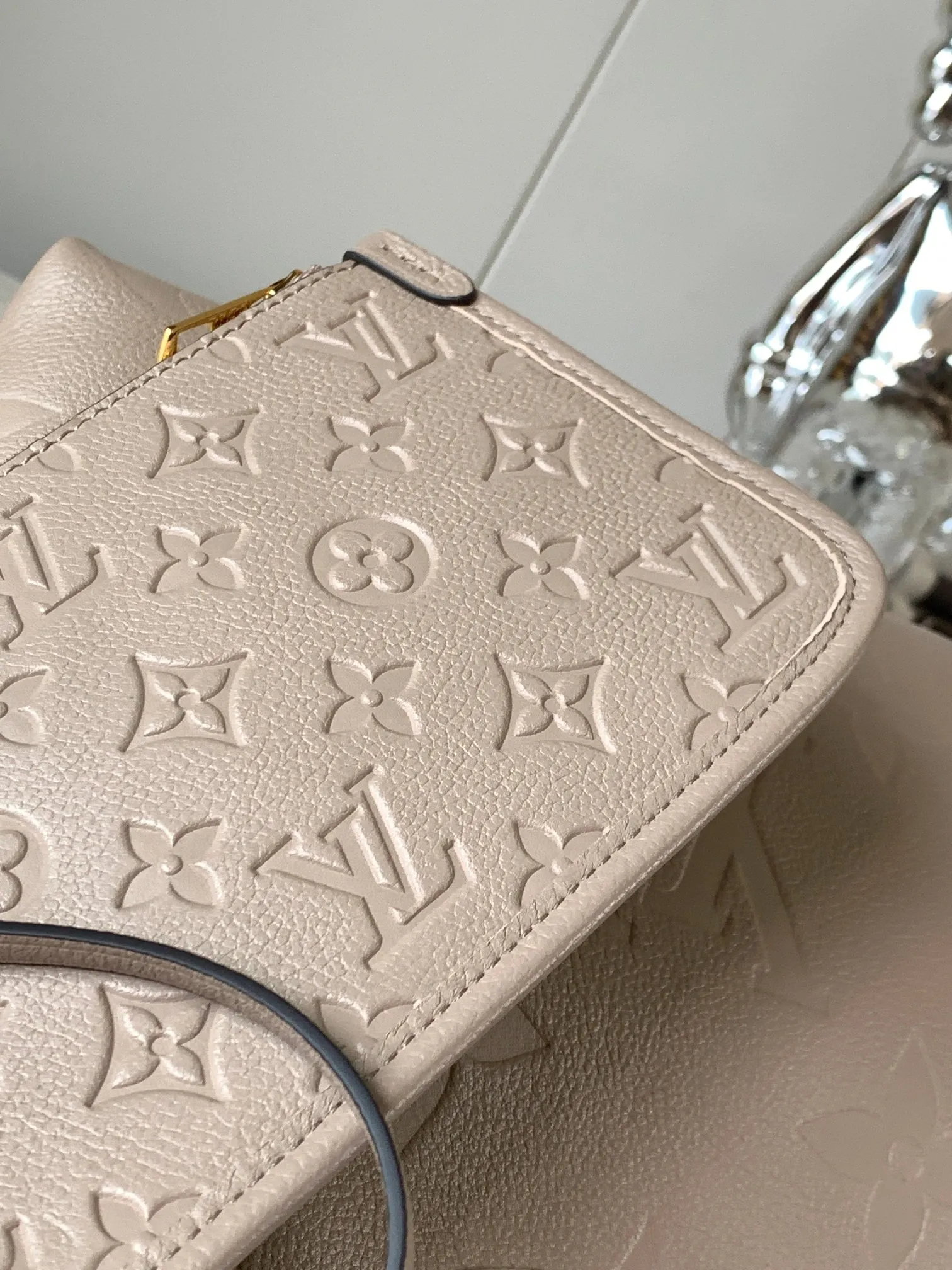 P1460 [Original leather 💋 M46288 elephant gray embossed] This small CarryAl handbag is made of Monogram Empreinte embossed leather, with secure opening and closing, elegant interior and removable zipper bag, providing a comfortable choice for daily travel. With the clever use of the adjustable shoulder strap, you can switch between hand-carrying, shoulder-carrying and cross-body carrying. Detailed features 24 x 29.5x12 cm (length x height x width)