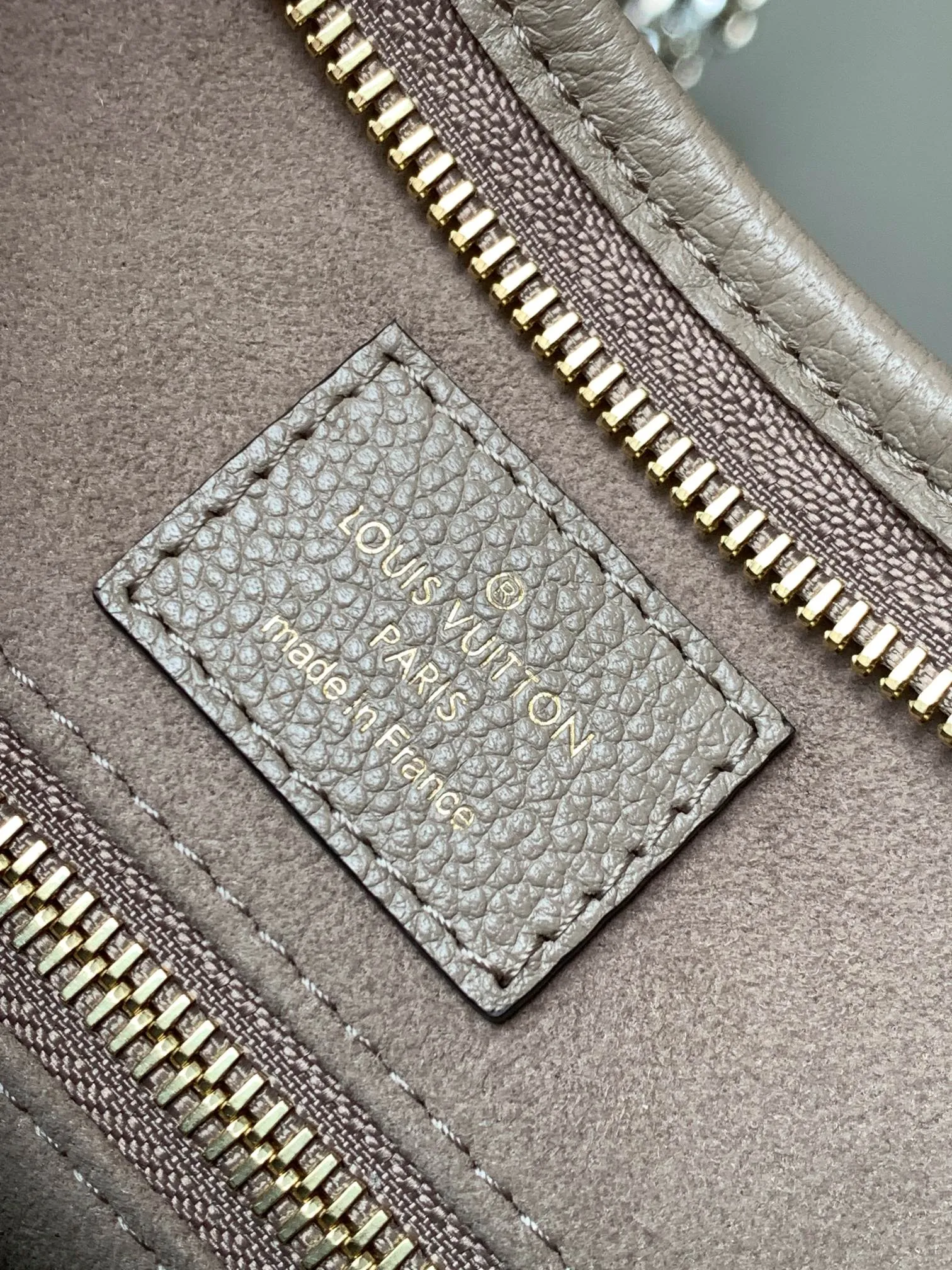 P1460 [Original leather 💋 M46288 elephant gray embossed] This small CarryAl handbag is made of Monogram Empreinte embossed leather, with secure opening and closing, elegant interior and removable zipper bag, providing a comfortable choice for daily travel. With the clever use of the adjustable shoulder strap, you can switch between hand-carrying, shoulder-carrying and cross-body carrying. Detailed features 24 x 29.5x12 cm (length x height x width)