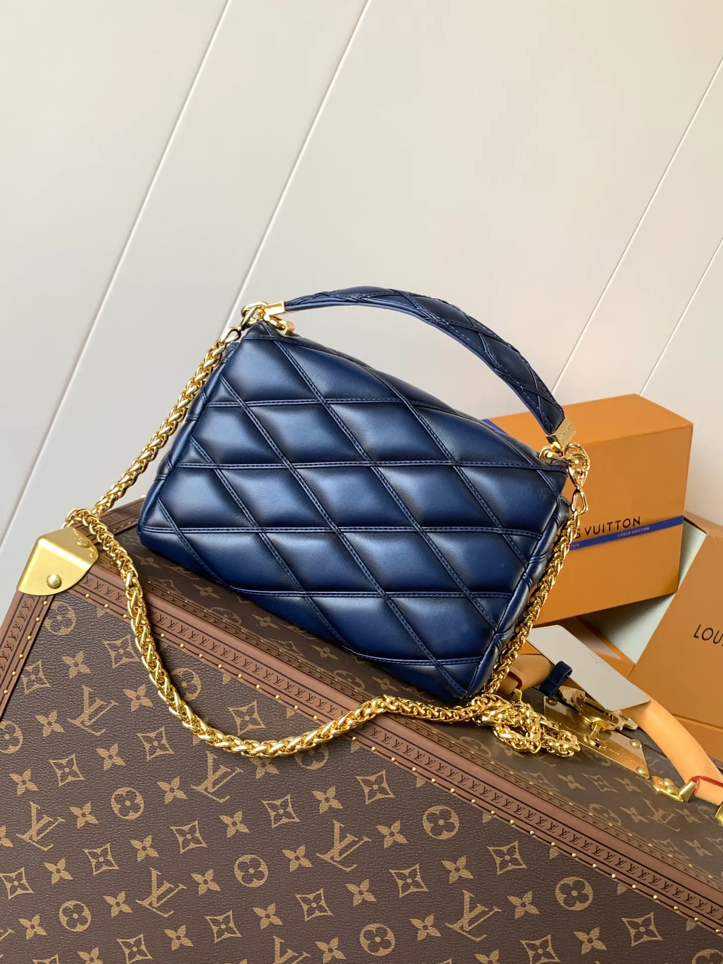 💰1280 (top layer leather) top original order, code changing chip M23045 dark gray M22891 beige M23601 brown M22891 black M12338 vanilla M24465 pink gradient M23682 dark blue M12434 blue gradient M22891 blue and white checkered M22891 red and white checkered M25107 silver M22891 patent leather M22892 black pink gradient M24186 light blue gradient M24465 nude pink gradient M12567 burgundy M11374 black hardware M12332 light coffee color M22890 white leather with black stripes Top original custom leather ~ colors are being updated continuously! This medium GO-14 bag is crafted from rich sheepskin leather with a quilted pattern that pays homage to the brand's traditional luggage designs. The Twist lock makes a striking statement, and the top handle can be carried by hand alone, or it can be transformed into a leather shoulder pad on the sliding chain strap for comfortable shoulder or cross-body wear. Dimensions: 23 x 16 x 10cm