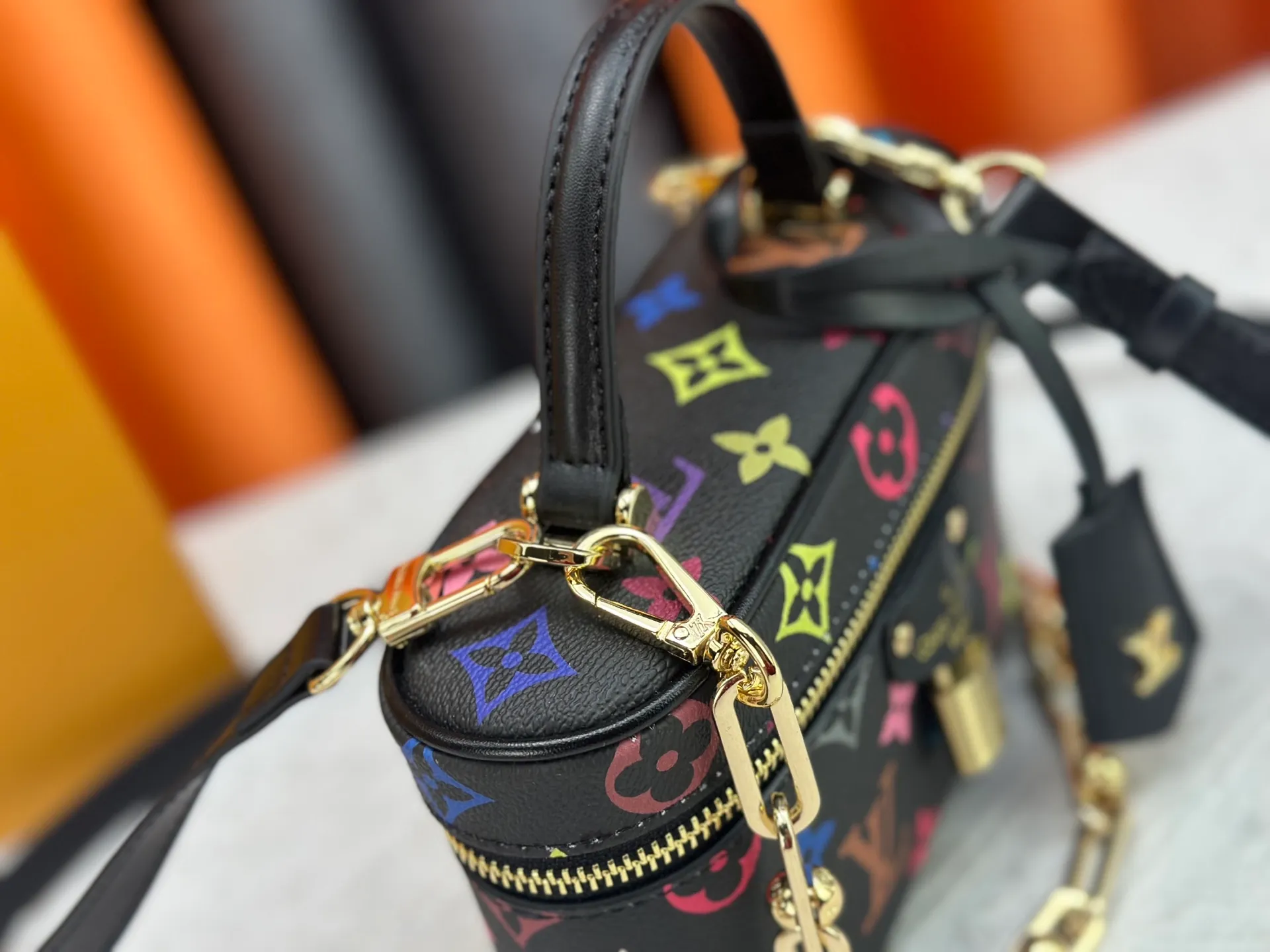 P300 [Official latest model, real shot of how to match the version] M13662-M85634-M47125-M47128-M45165 This Vanity Pouch handbag is from the Louis Vuitton Coated canvas is trimmed with calfskin, while a zipper closure, detachable chain and LV-engraved padlock add a metallic sheen. 11.5 x 6.5 x 19 cm (height x width x length)
