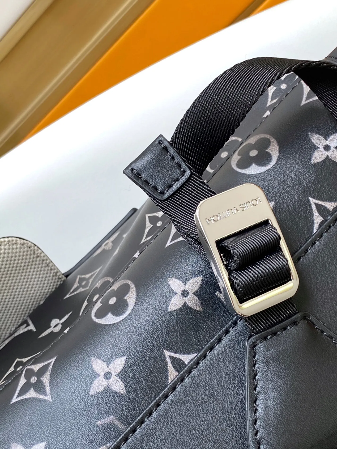 💰1340 top original single 163c01 chip] dynamic chip [top original single real shot M11521 CHRISTOPHER small backpack uses Monogram canvas to interpret the rugged and simple spirit of the slim bag industry. Its chic style is suitable for both work and entertainment, demonstrating a high-quality lifestyle. size: 41.0 x 48.0 x 13.0 cm