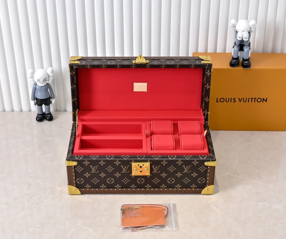 💰1240 Guangzhou top original M20209 treasure box [exclusive photo, upgraded original] can hold watches and jewelry. This treasure box is made of classic Monogram canvas. It is equipped with a removable tray to hide valuables.  -38.0*18.0cm✅ -Two storage layers✅ ​​-Partitioned in the middle. Can store valuables✅ -Push open the automatic pop-up lock✅ -Lined with velvet✅ -Silver metal/hardware✅ -Extreme workmanship, every detail is just right✅ -Purely handmade, every small nail is clearly in place,✅ LOUIS VUITTON hard box is like a treasure box that travels through history. Its sturdiness is a symbol of Louis Vuitton's traditional exquisite craftsmanship✅