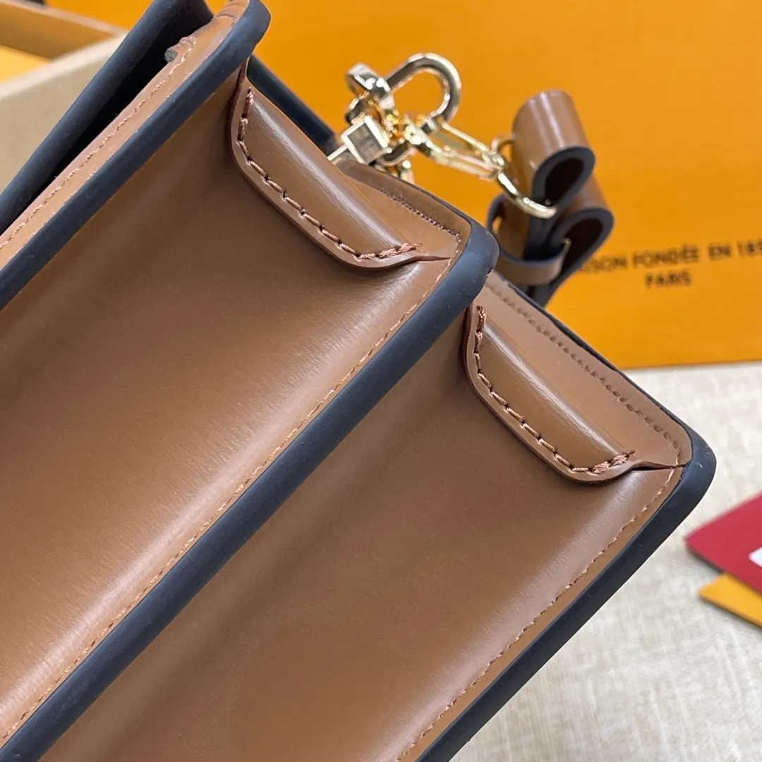 [Upgraded version] P580💰 Comes with a full set of packaging M45958 L home new version of Daphne with chain ➕ shoulder strap This model has high quality matching details and ⚠️matching hardware! The addition of hardware buckles makes it more stable and fully upgraded! ! ! Size 25*17*10.5