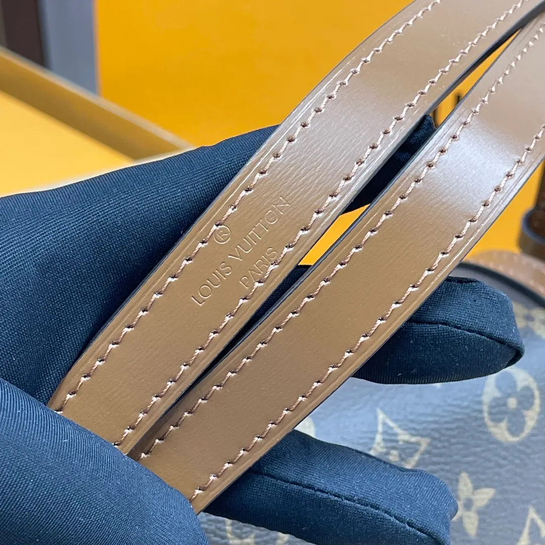 [Upgraded version] P580💰 Comes with a full set of packaging M45958 L home new version of Daphne with chain ➕ shoulder strap This model has high quality matching details and ⚠️matching hardware! The addition of hardware buckles makes it more stable and fully upgraded! ! ! Size 25*17*10.5