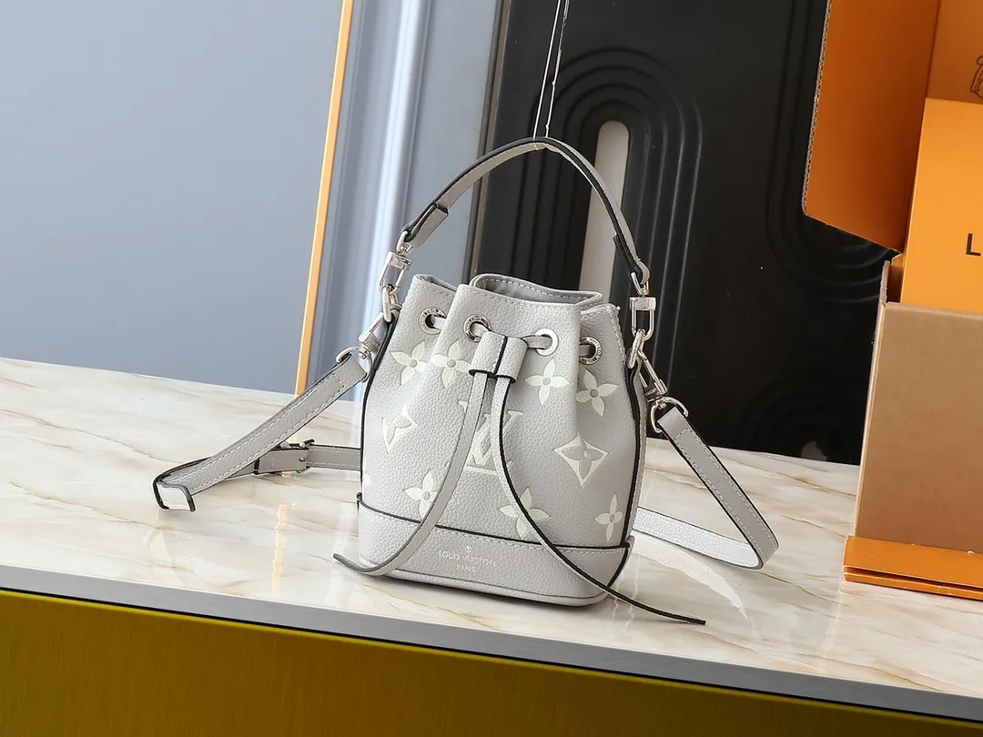 💰160💰Upgraded from the original M82933 M46291 M81266 silk screen Nano Noé handbag from the Summer Stardust capsule series. It uses Monogram Empreinte embossed leather to condense the classic Noé handbag structure, and then uses professional craftsmanship to present a subtle luster like a bright starry sky. Full leather embroidered thread mini bucket, color matching embossed gradient, silk screen printing, drawstring chain, mini bucketoo[Handshake][Handshake] Plenty of space to accommodate daily needs, the adjustable shoulder straps and handles are detachable, allowing for a variety of carrying methods. Dimensions: 13.0 x 16.0 x 10.0 cm (length x height x width)